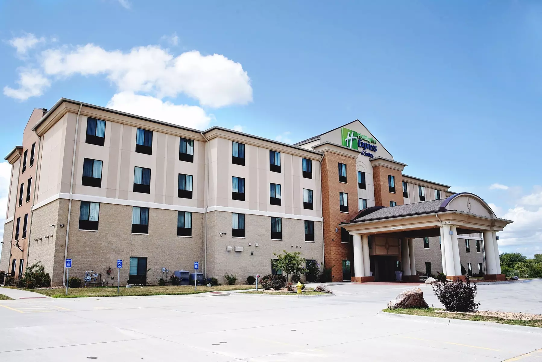 Holiday Inn Express and Suites Urbandale by IHG - Primary Image