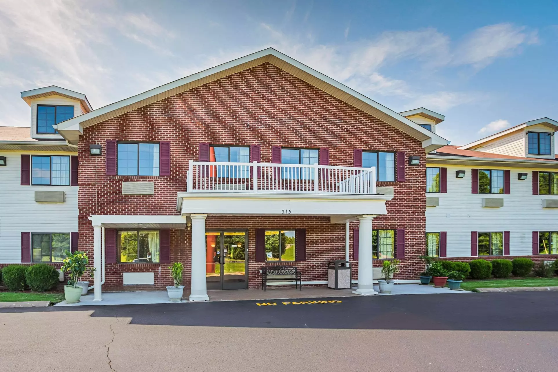 Econo Lodge Inn & Suites - Primary Image