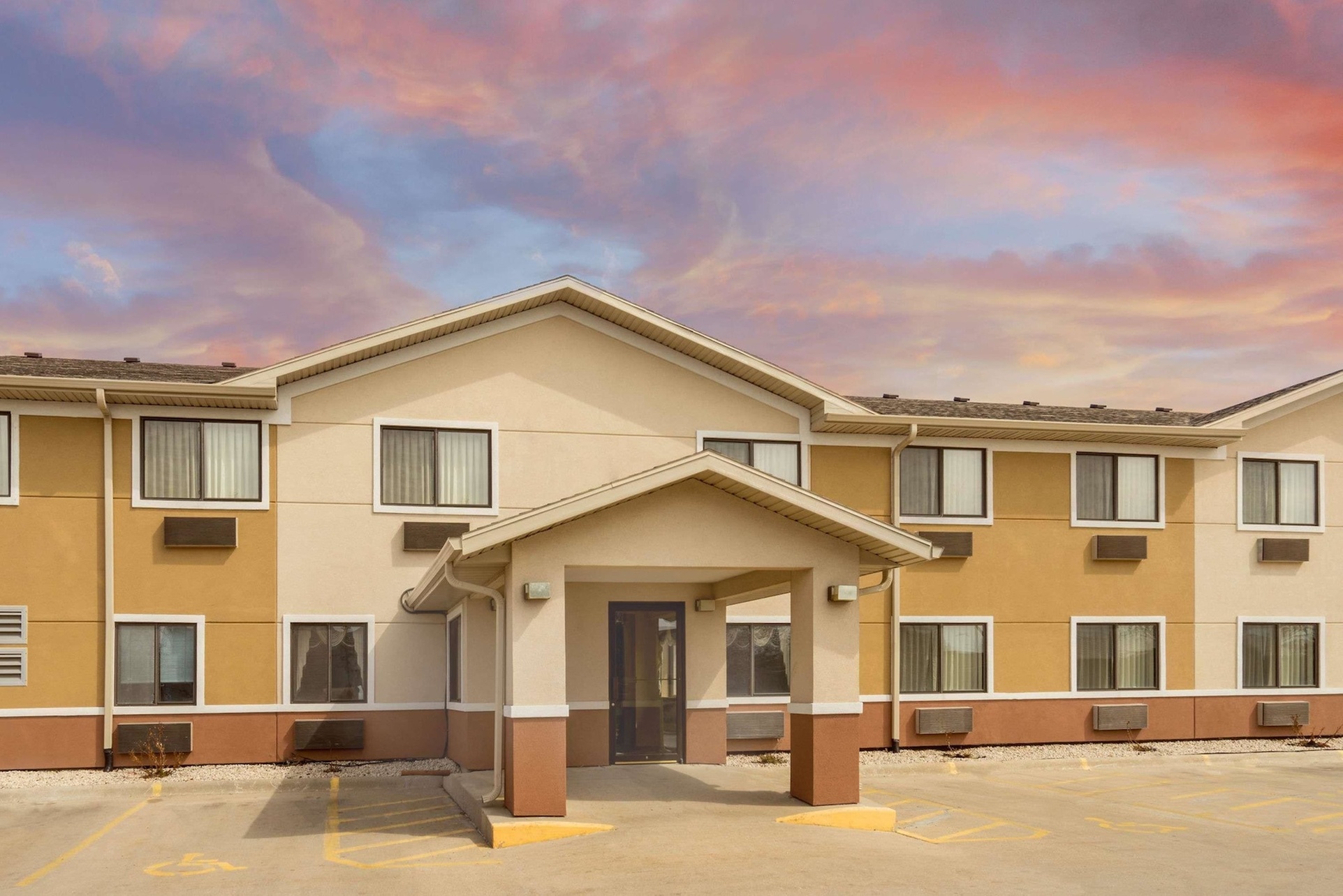 Super 8 by Wyndham Fond Du Lac - Primary Image