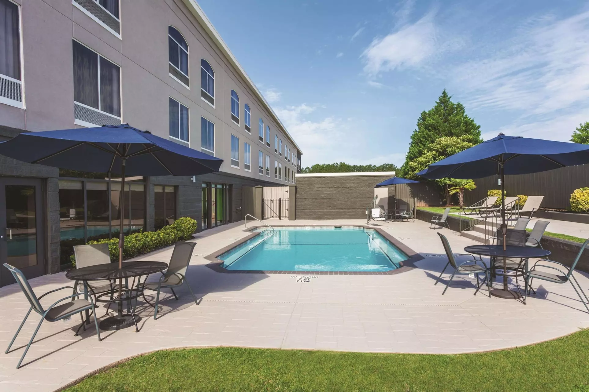 La Quinta Inn & Suites by Wyndham Columbus North - Primary Image