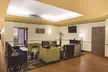 La Quinta Inn & Suites by Wyndham Beaumont West - Second Medium