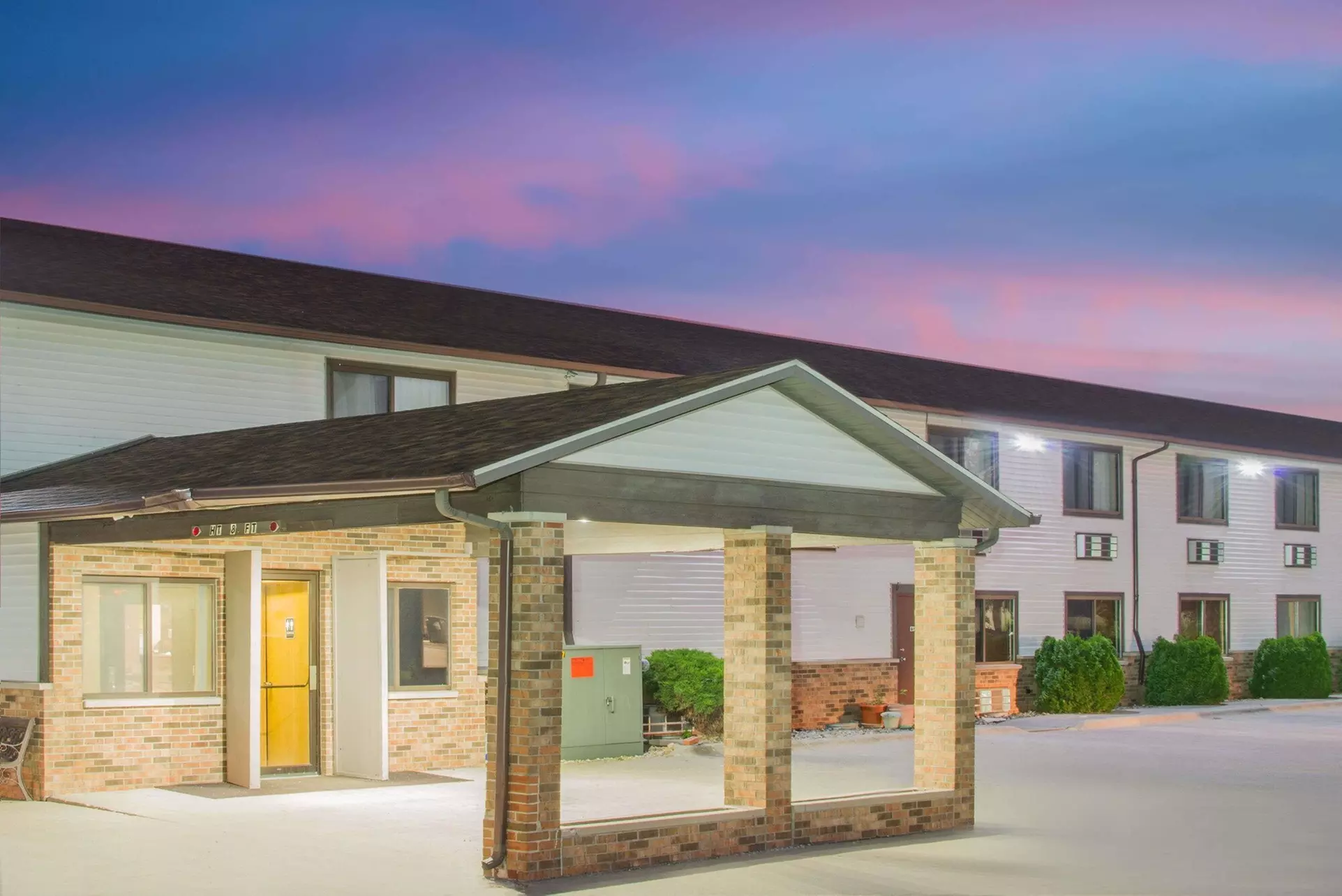 Super 8 by Wyndham Story City - Primary Image