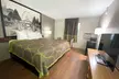 Super 8 by Wyndham Eureka/Six Flags Nearby - Second Medium
