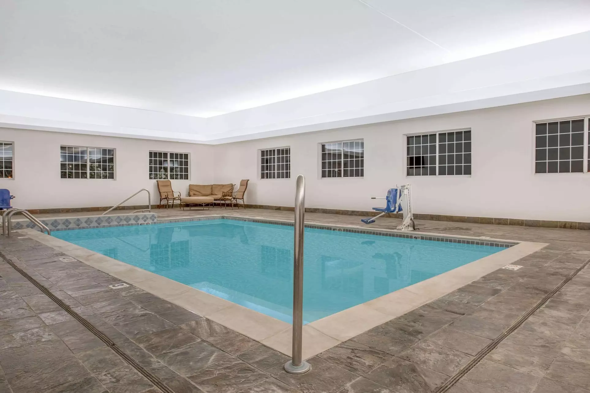 Super 8 by Wyndham Cedar Falls IA - University - Primary Image