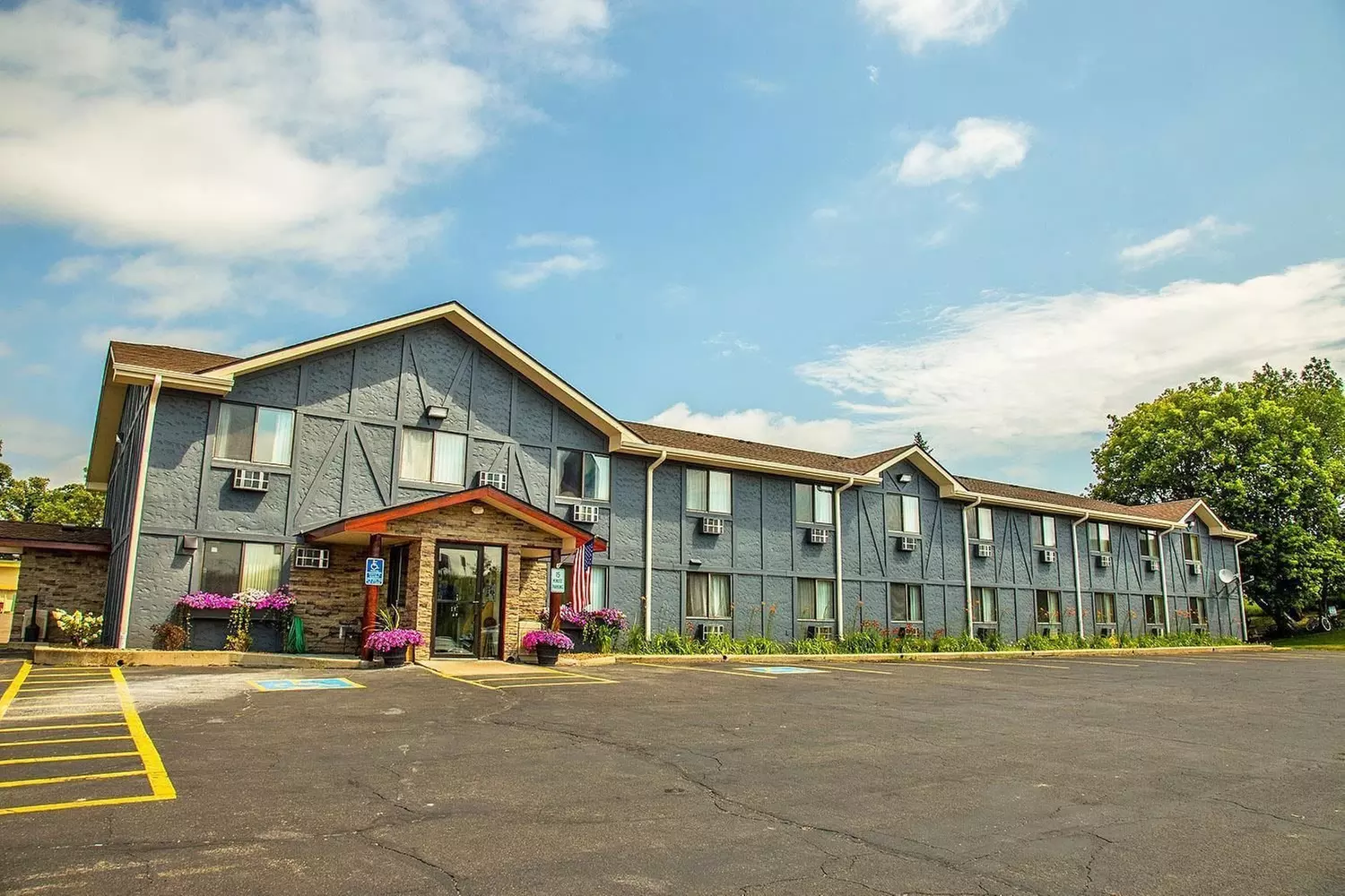 Americas Best Value Inn & Suites Detroit Lakes - Primary Image