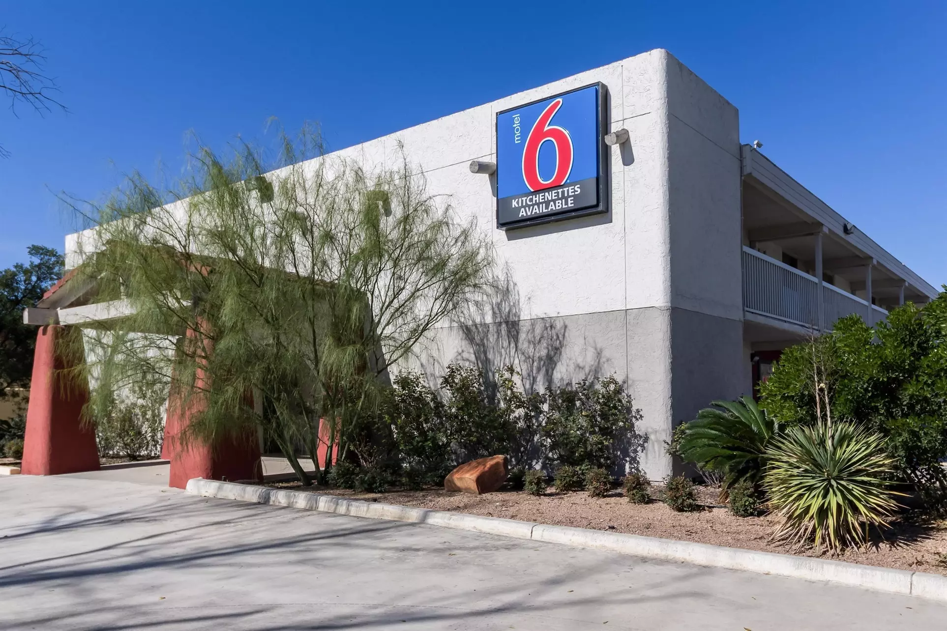 Motel 6 Uvalde, TX - Primary Image