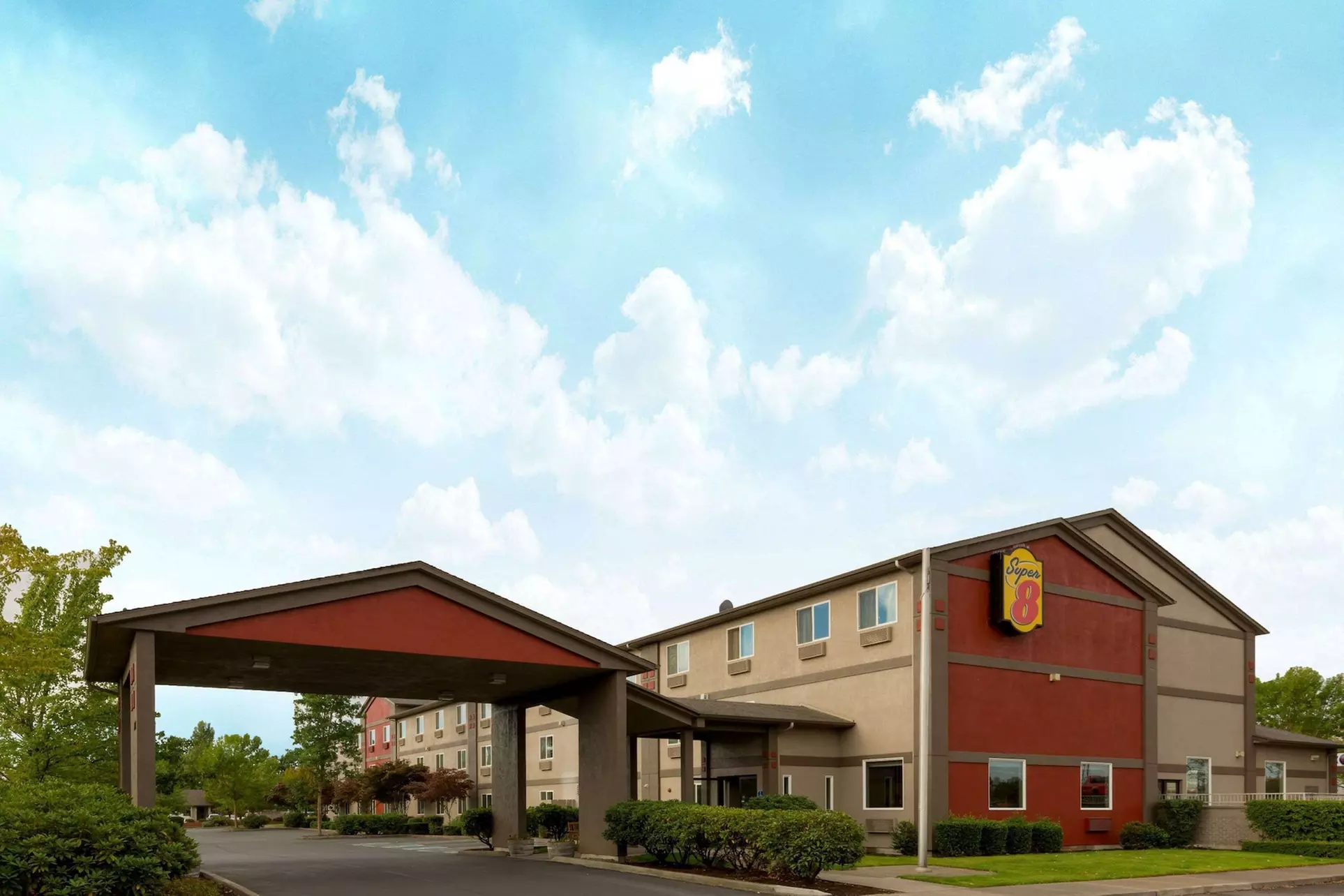 Super 8 by Wyndham Woodburn - Primary Image