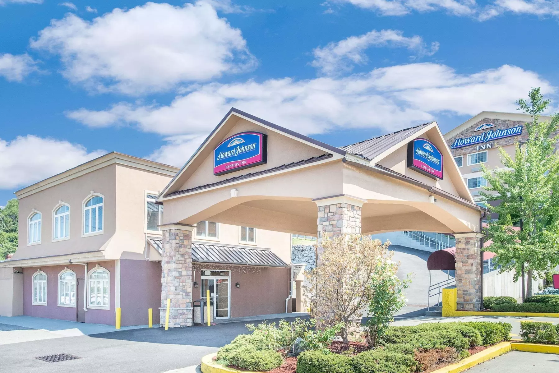 Howard Johnson by Wyndham North Bergen - Primary Image