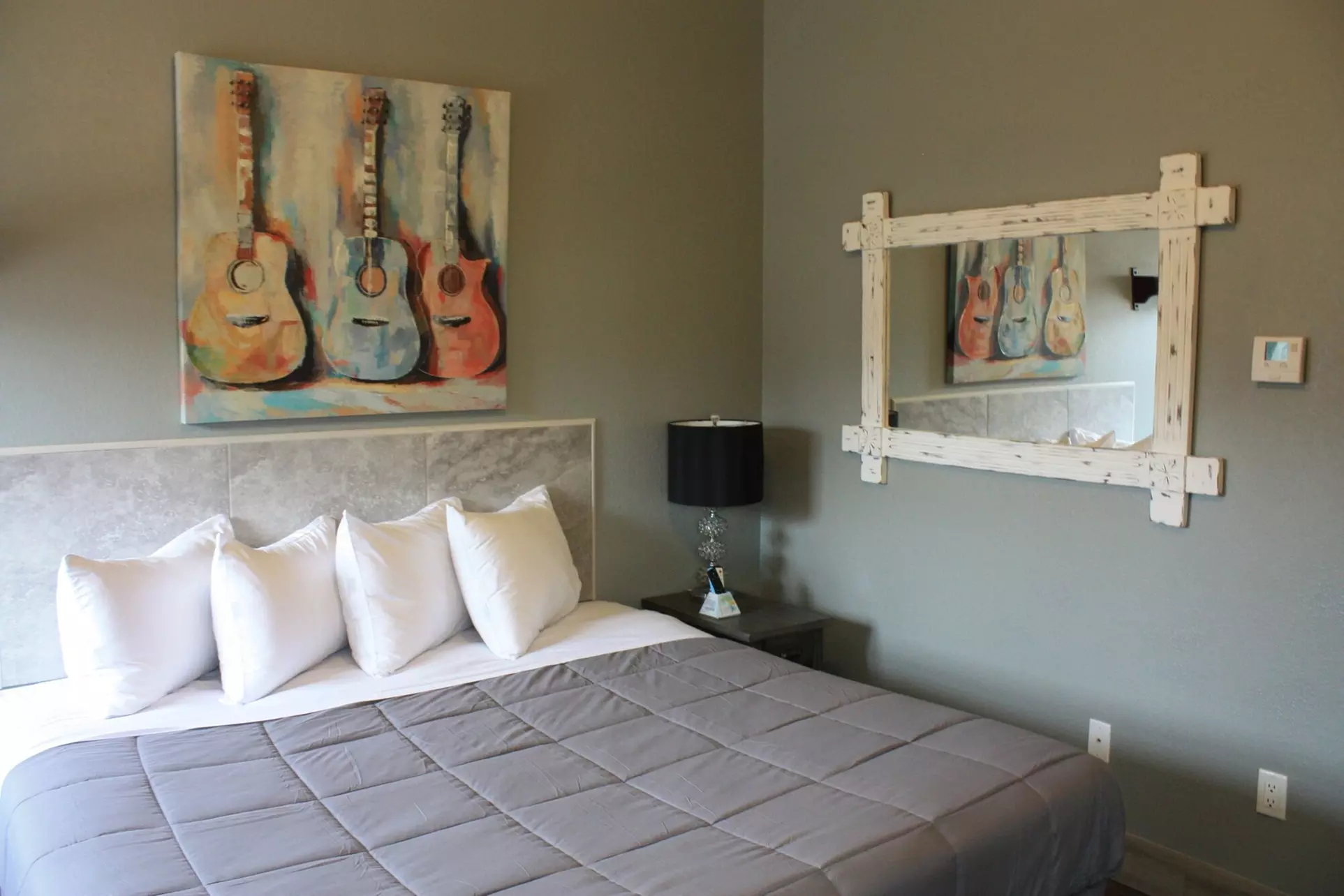 Price Pointe Inn - Primary Image