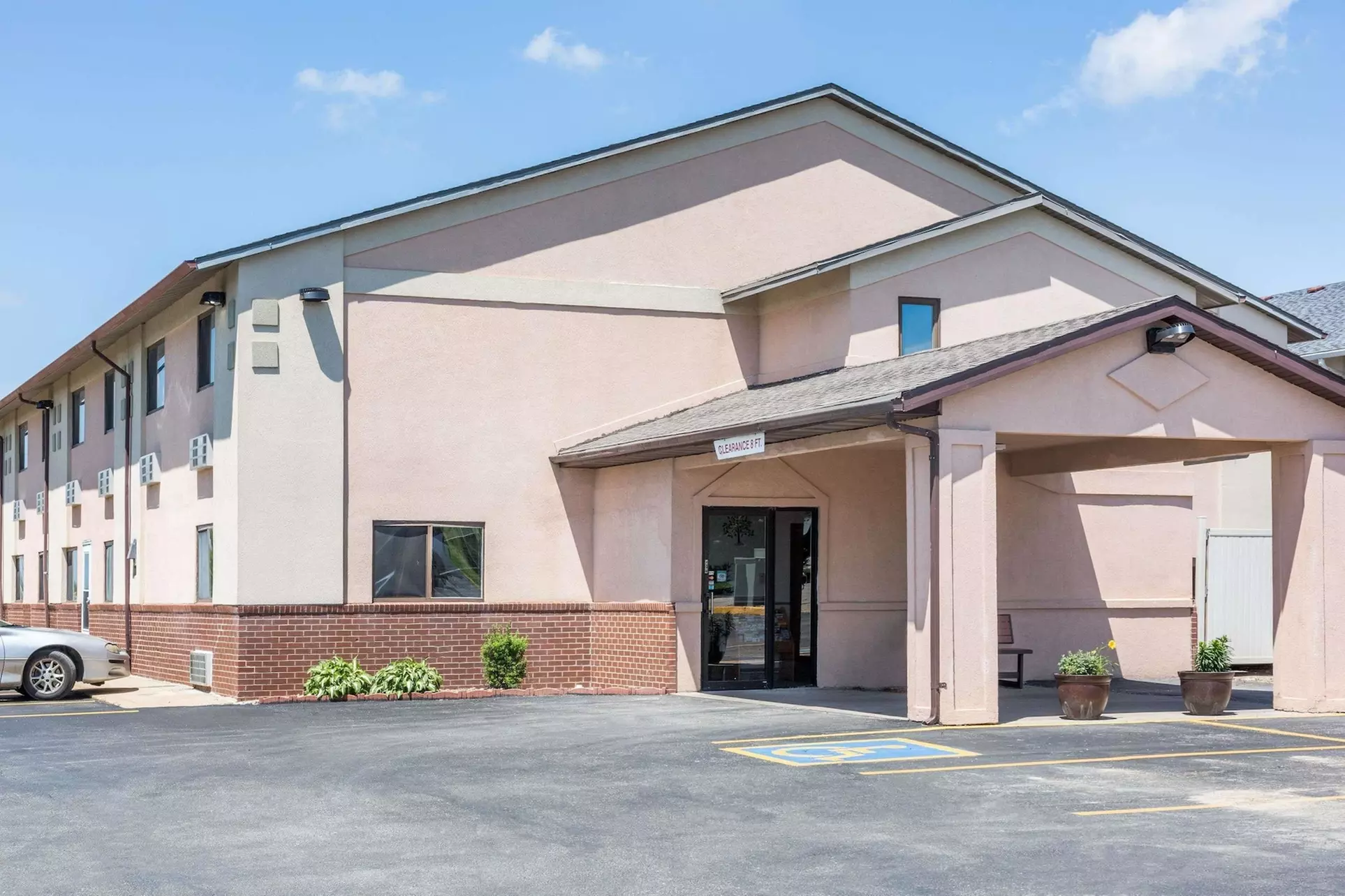 Super 8 by Wyndham Osceola IA - Primary Image