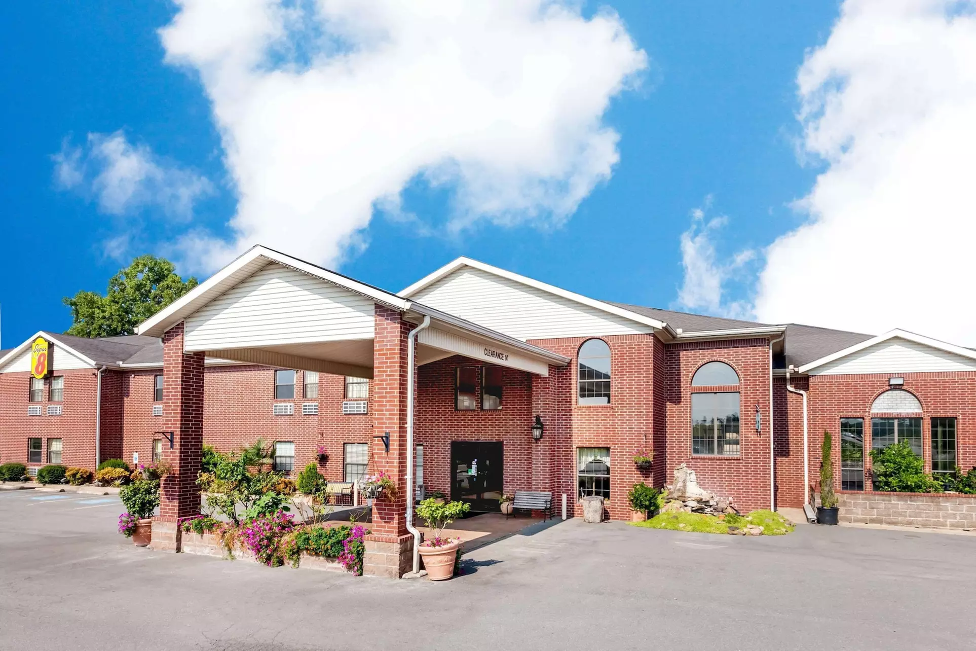Super 8 by Wyndham Pine Bluff - Primary Image
