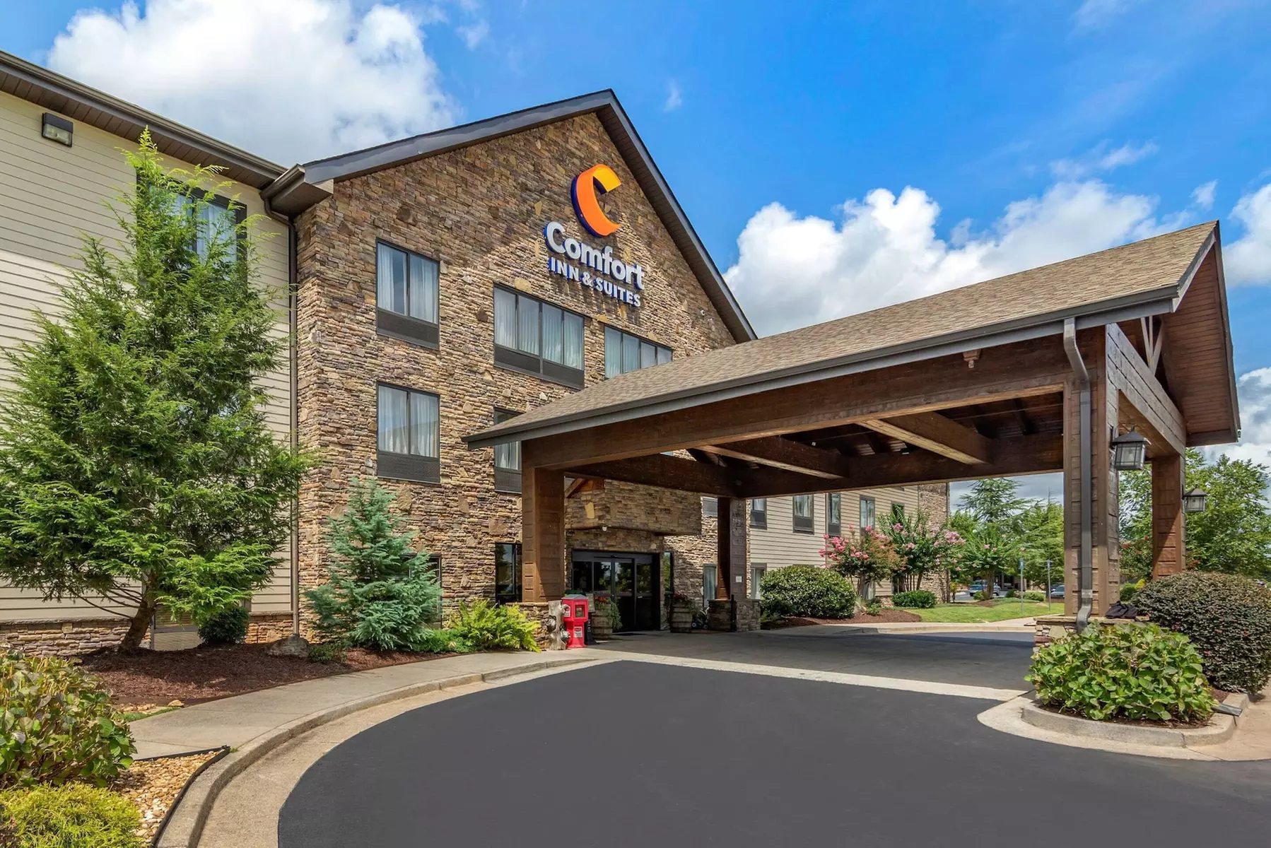 Comfort Inn & Suites Blue Ridge - Primary Image