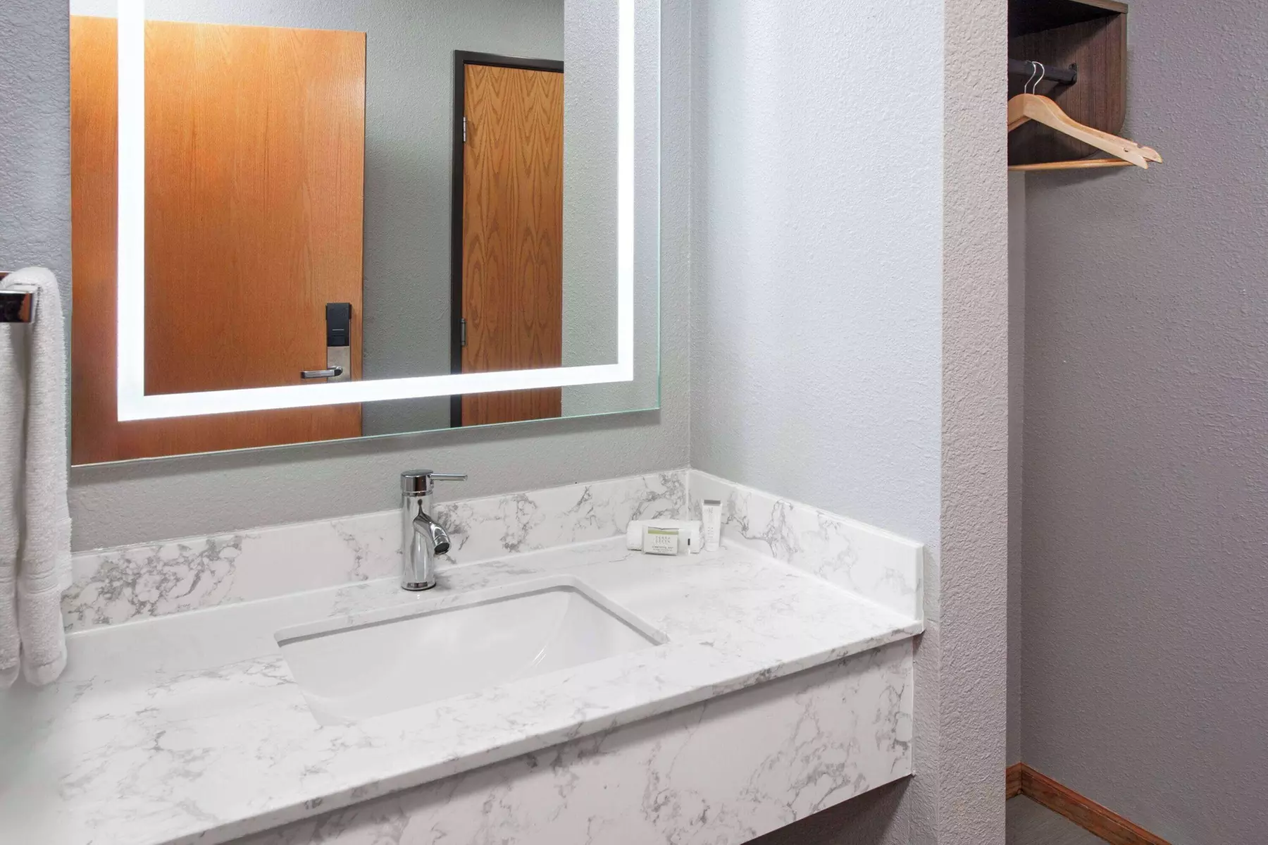 Super 8 by Wyndham McHenry/Fox Lake Area - Primary Image