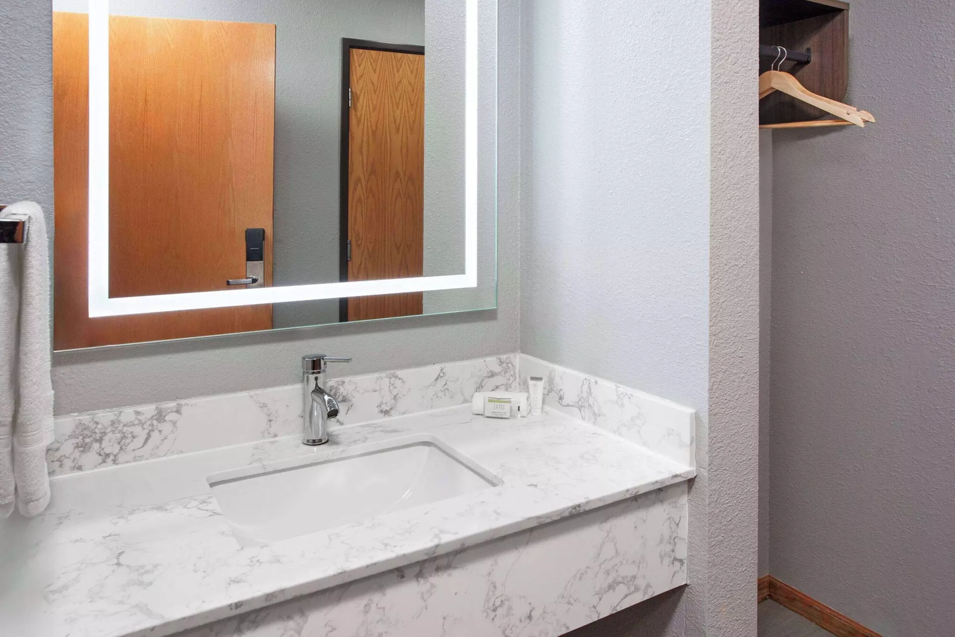 Super 8 by Wyndham McHenry/Fox Lake Area - Primary Image