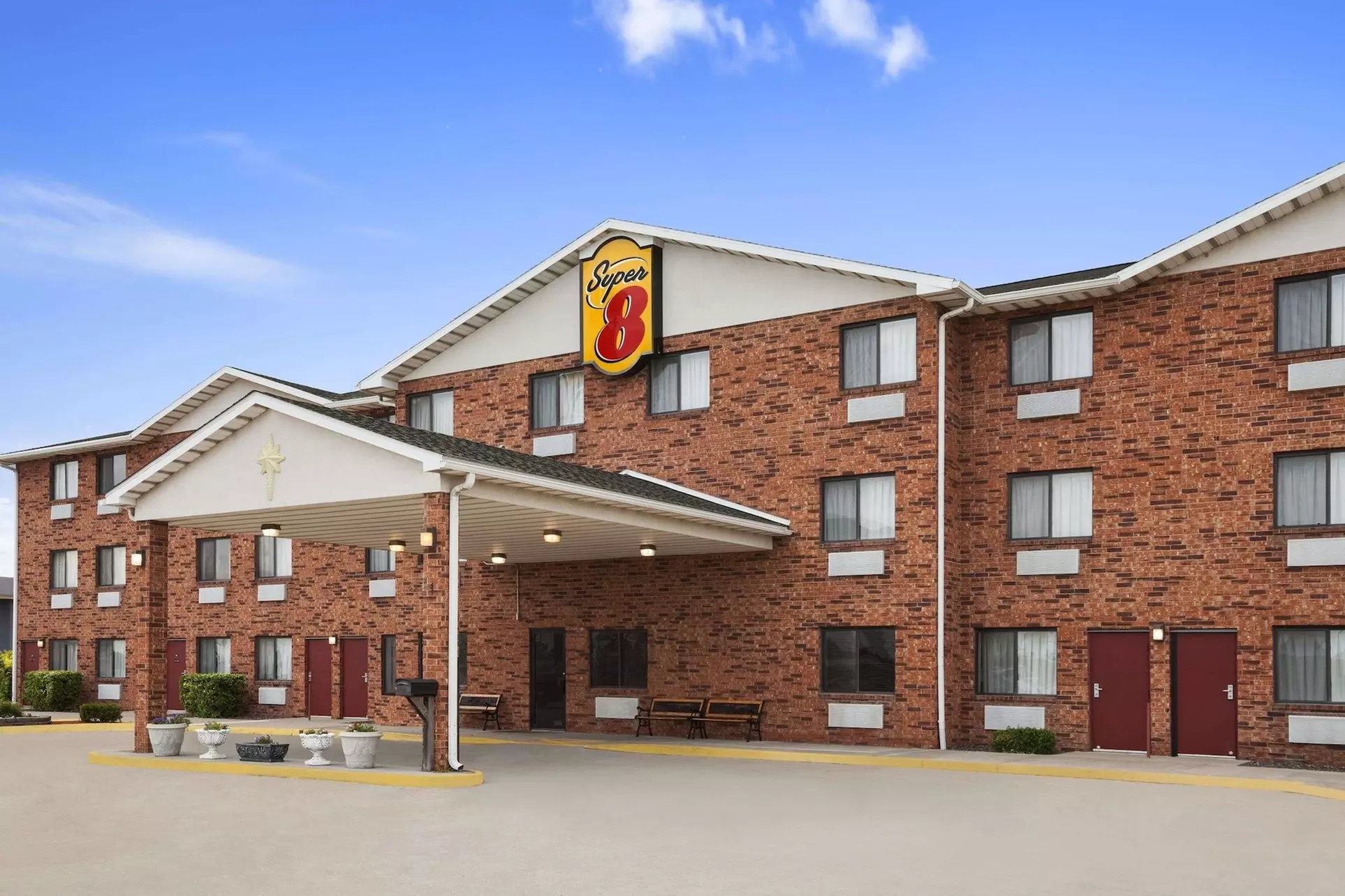 Super 8 by Wyndham Bowling Green - Primary Image