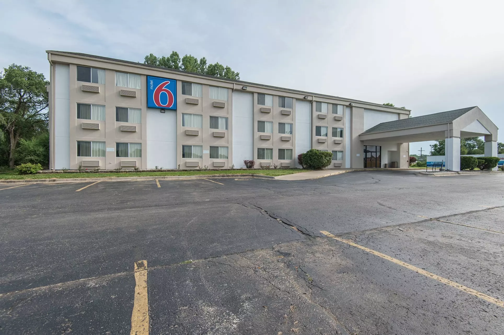 Motel 6 Lawrence, KS - Primary Image