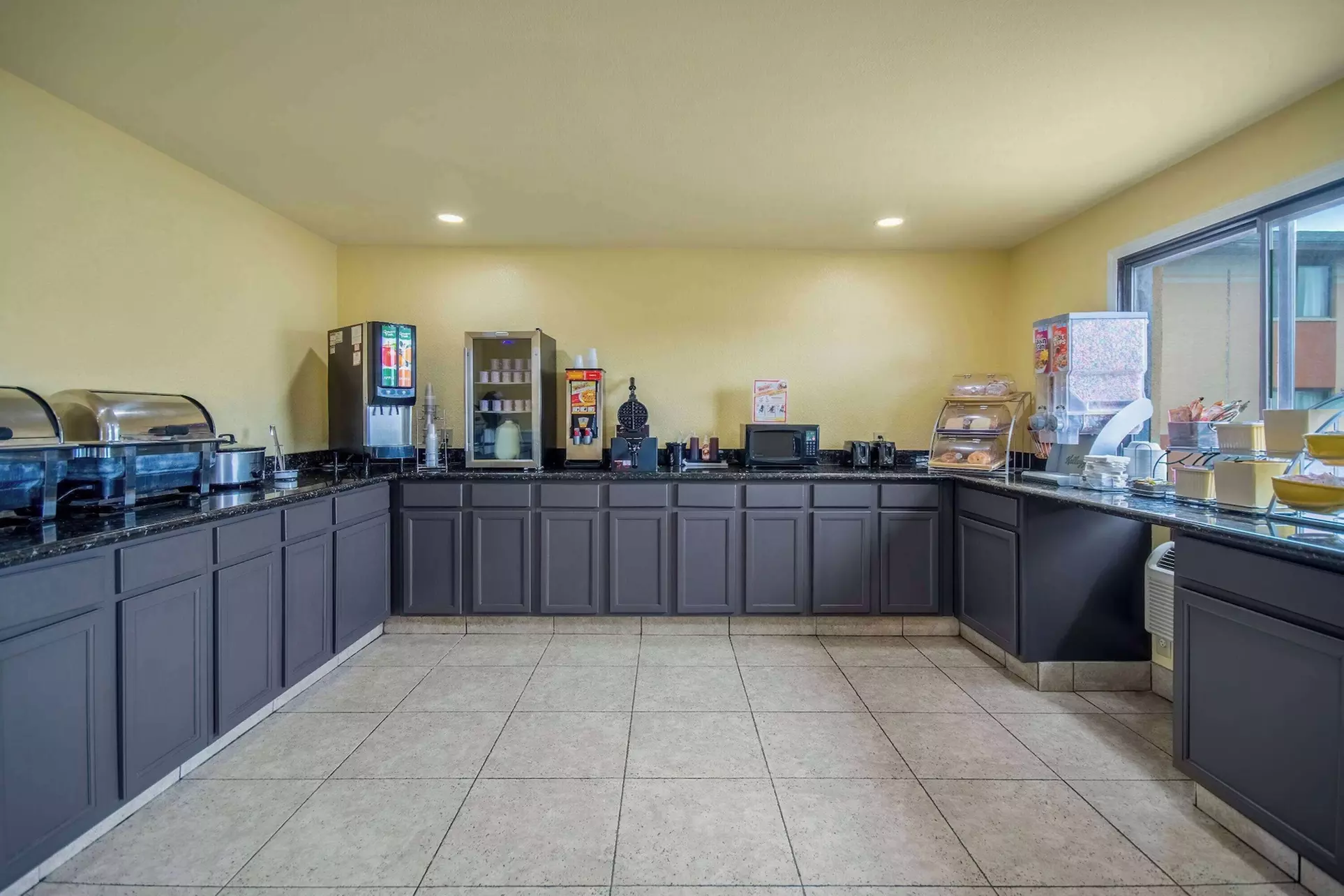 Days Inn & Suites by Wyndham Waterloo - Primary Image