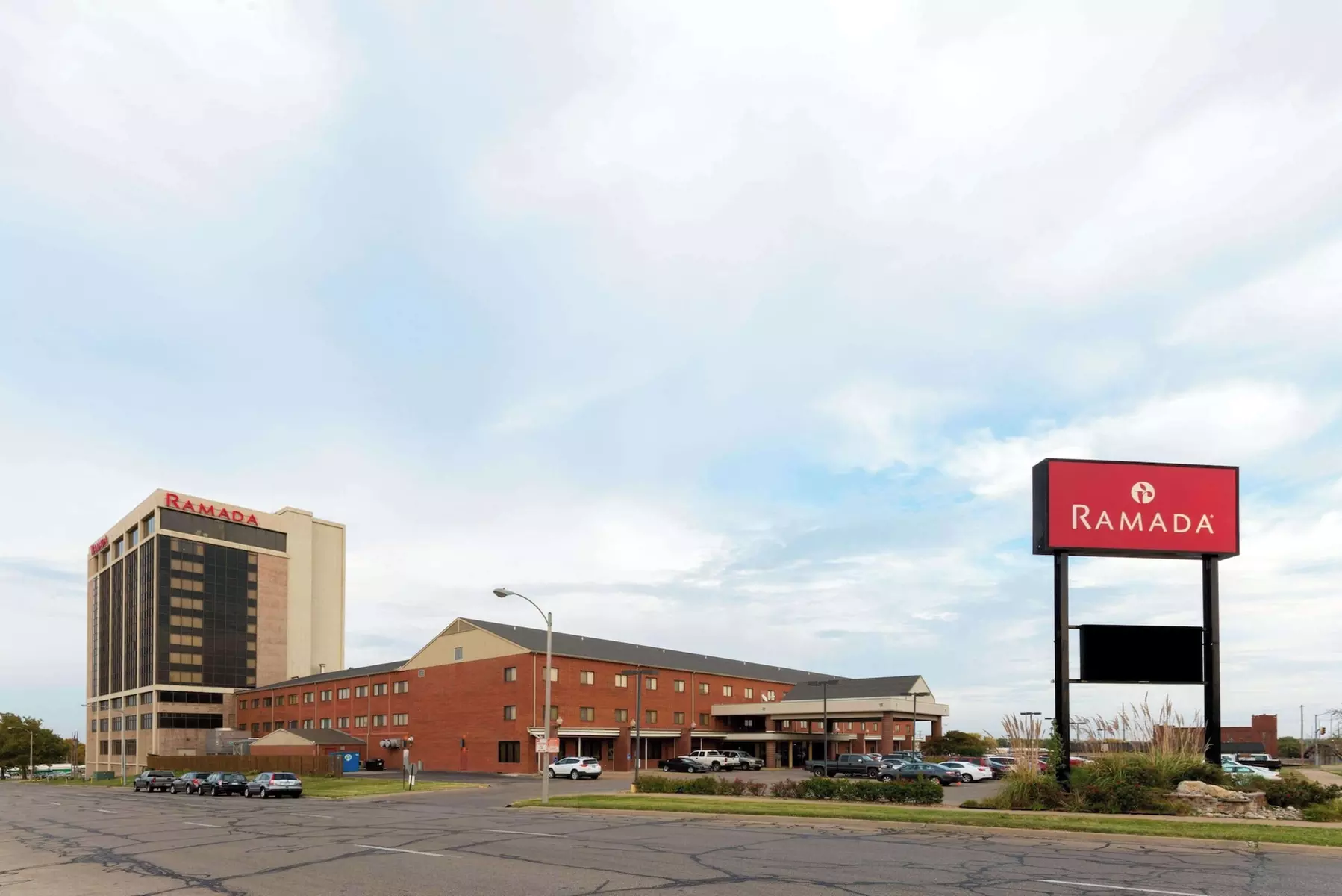 Ramada Hotel & Convention Center by Wyndham Topeka Downtown - Primary Image