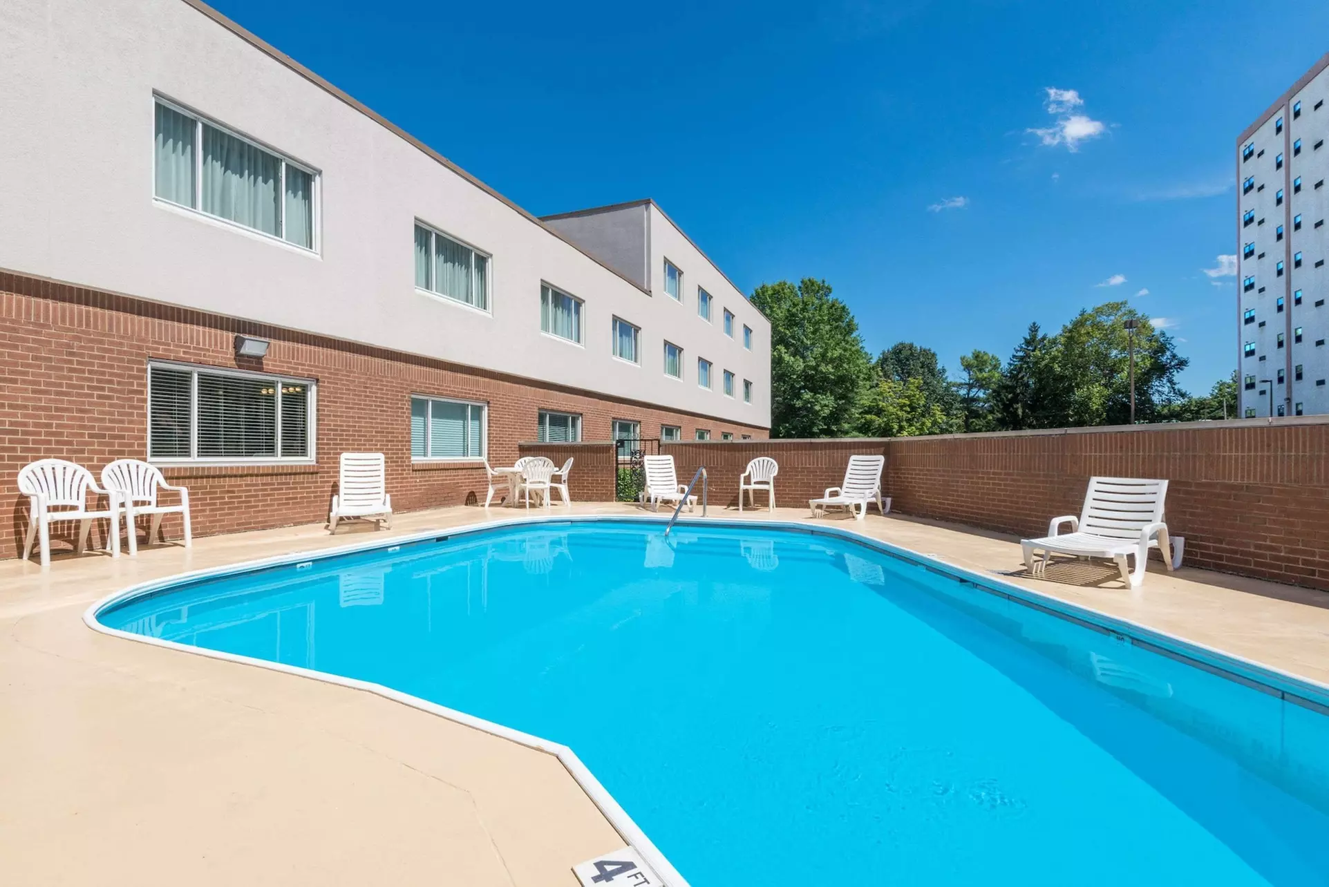 Ramada Hotel & Conference Center by Wyndham Paintsville - Primary Image