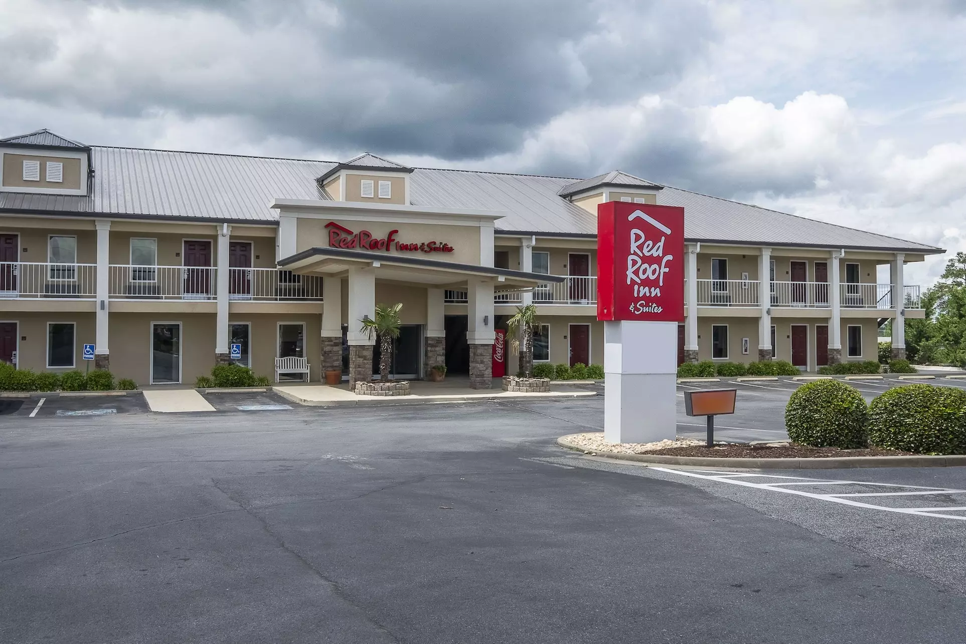 Red Roof Inn & Suites Calhoun - Primary Image