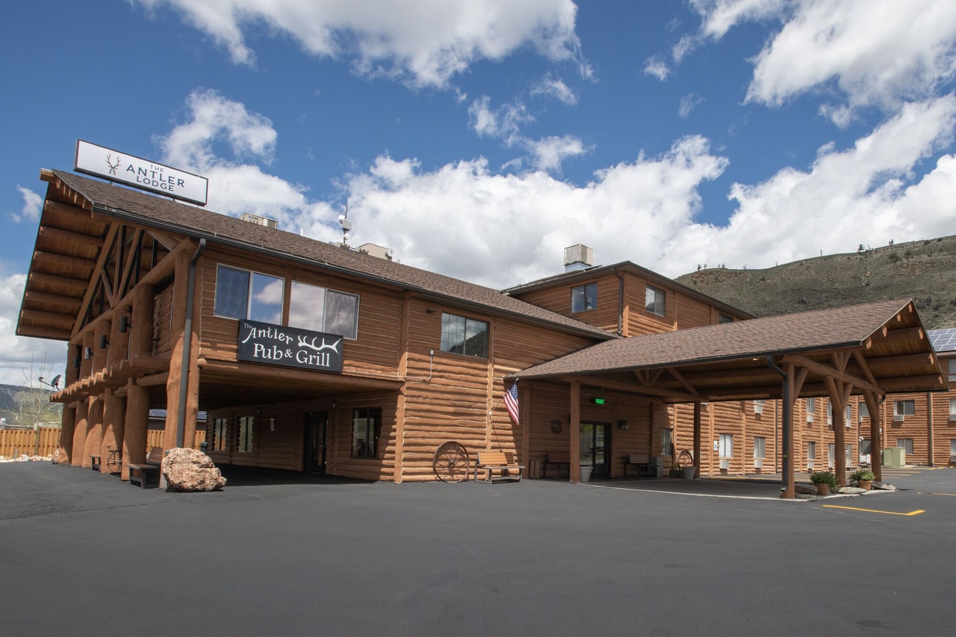 Antler Lodge - Gardiner MT
