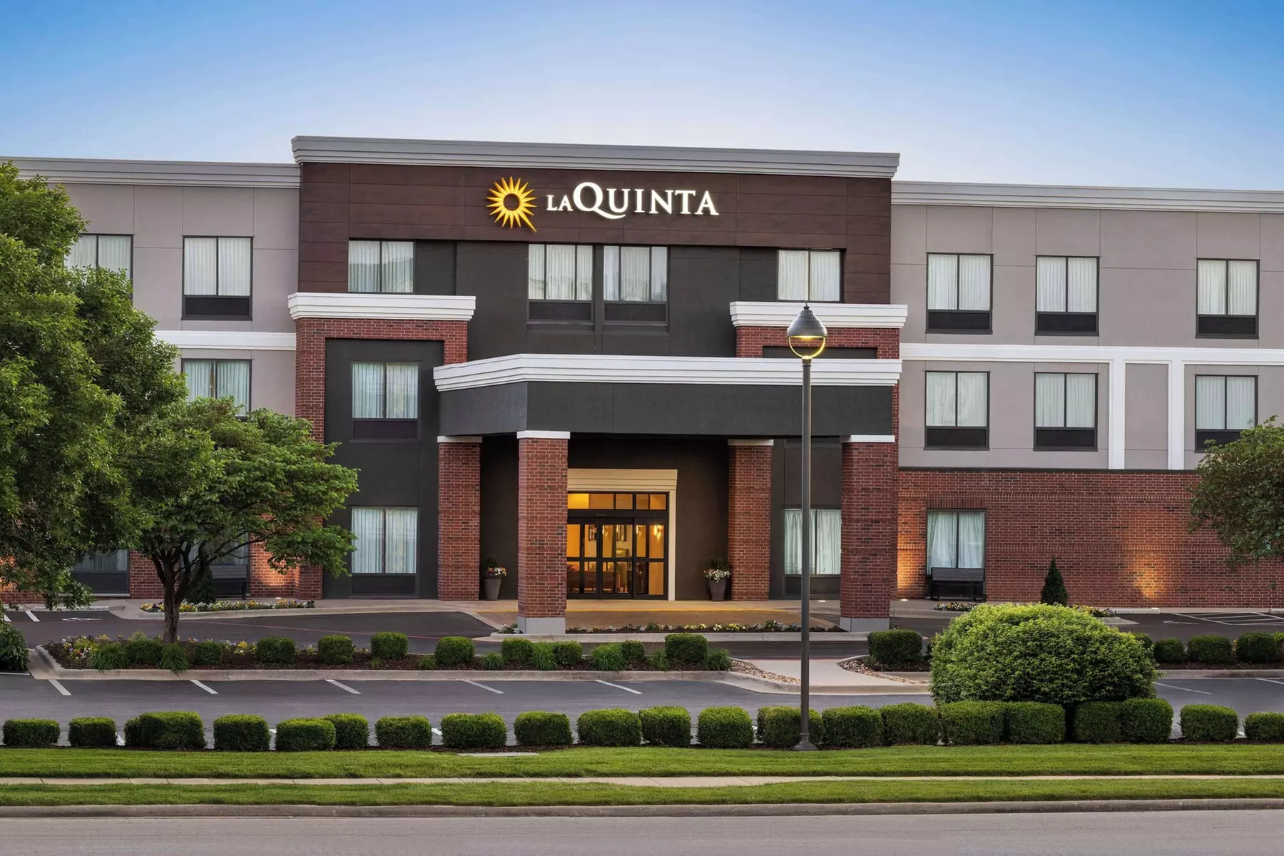 La Quinta Inn & Suites by Wyndham Springfield Airport Plaza - Primary Image