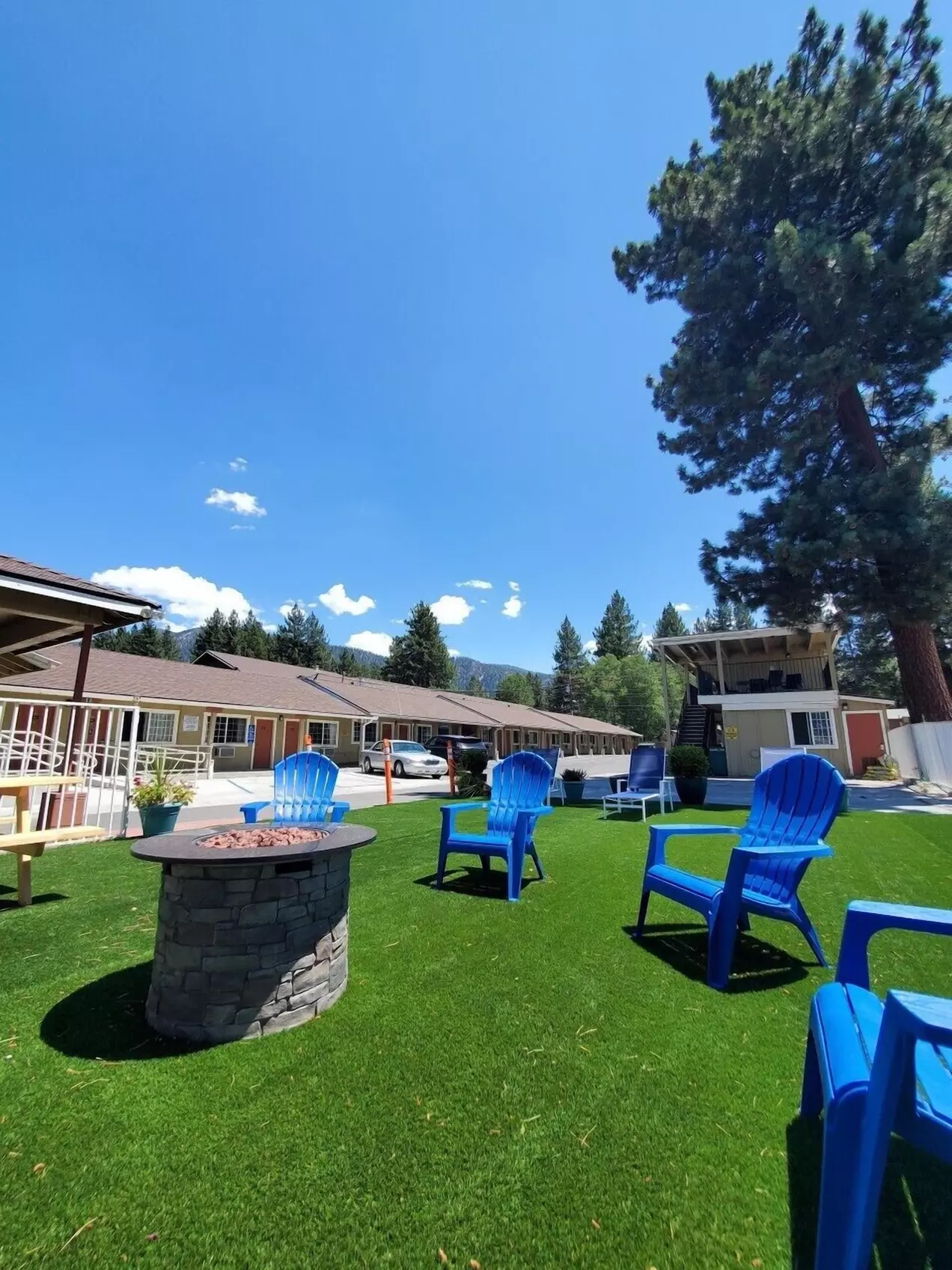 Bluebird Day Inn & Suites - Primary Image