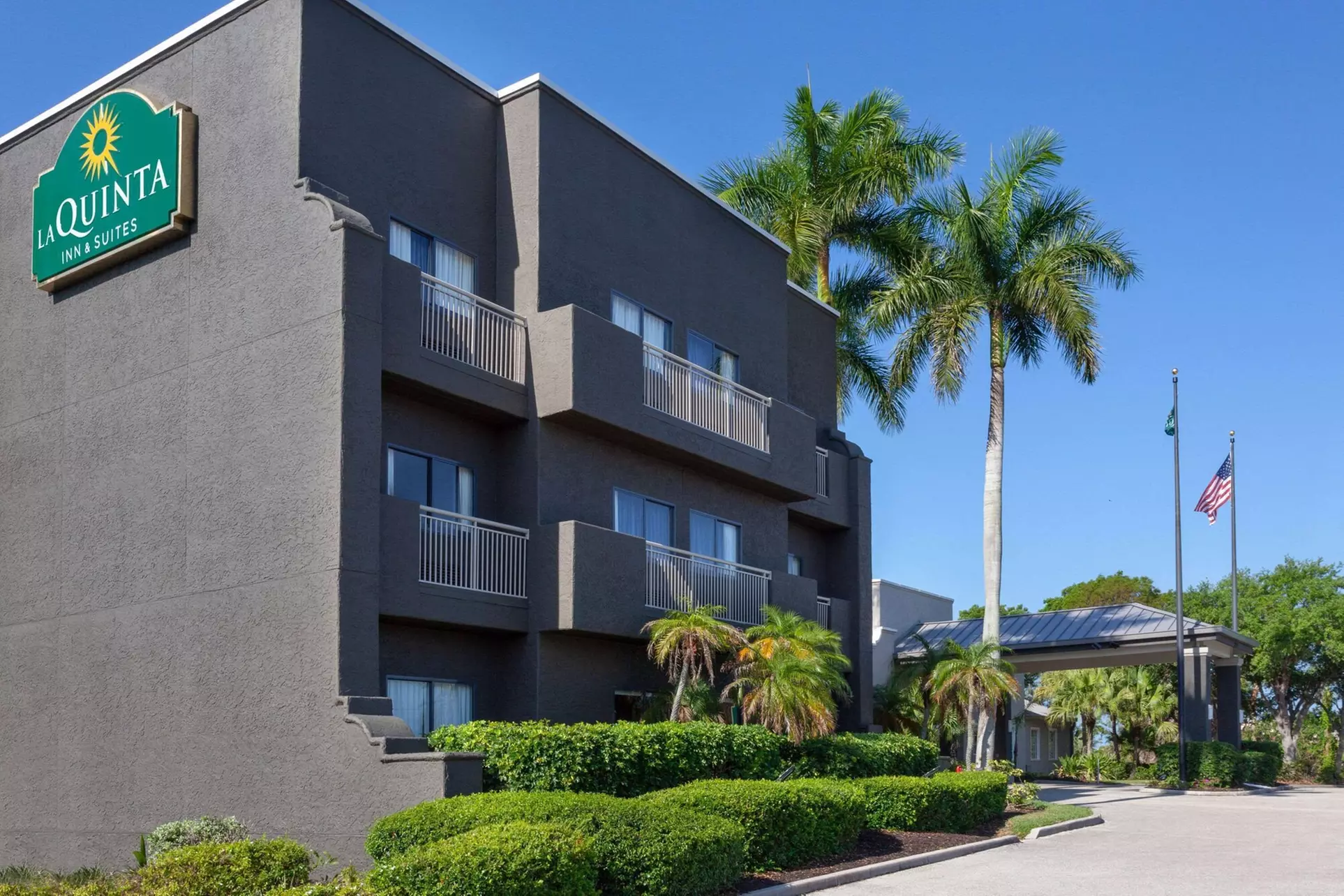 La Quinta Inn & Suites by Wyndham Ft. Myers-Sanibel Gateway - Primary Image