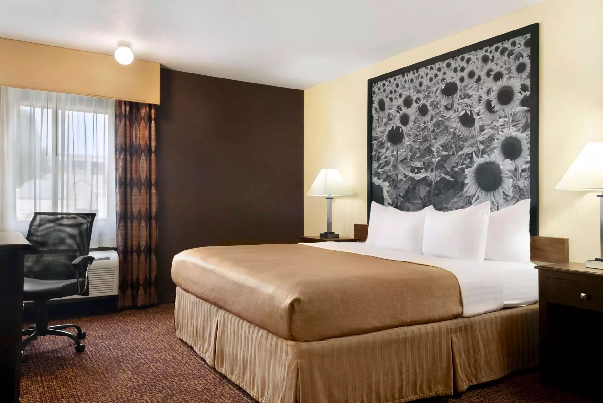 Super 8 by Wyndham Des Moines - Primary Image