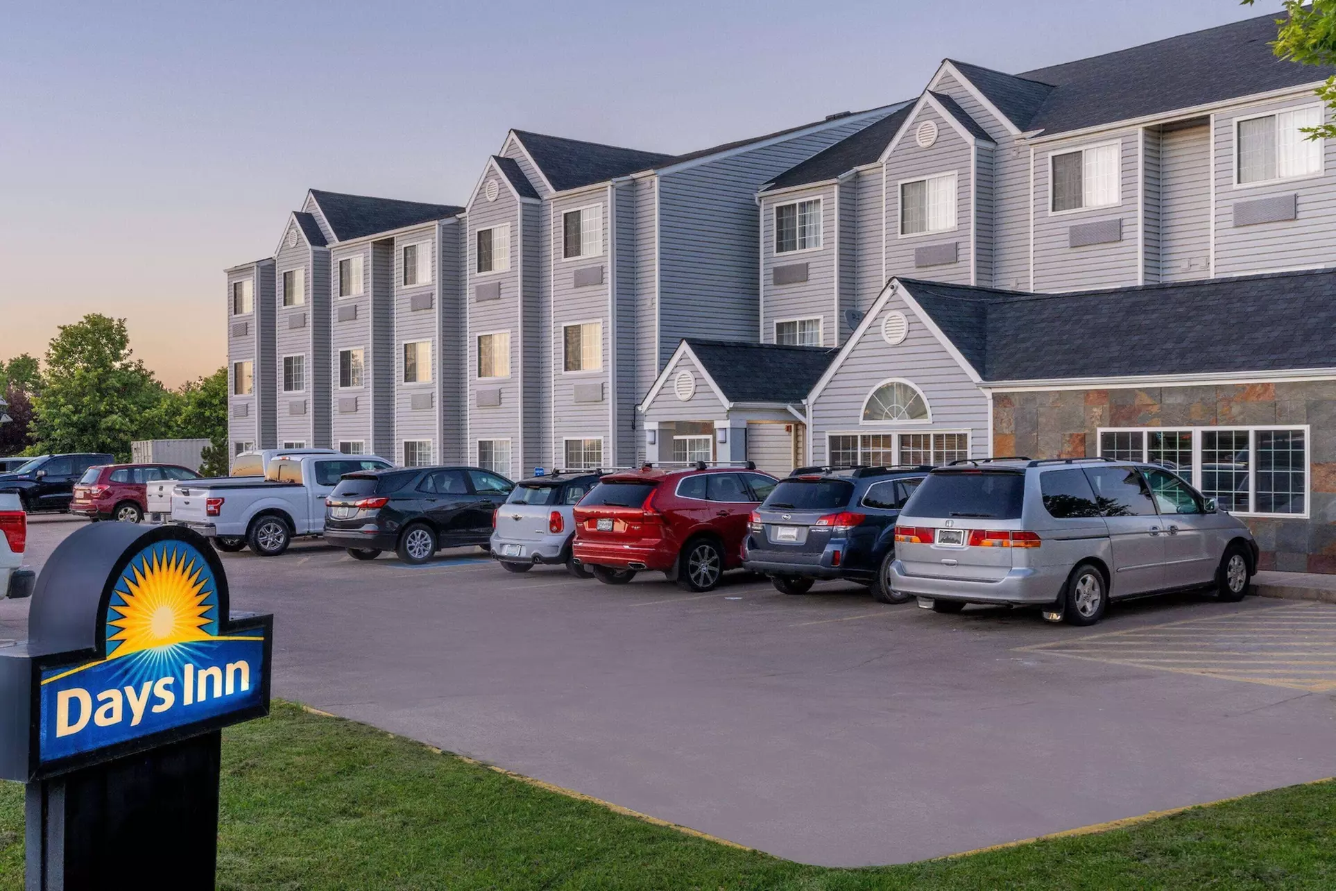 Days Inn & Suites by Wyndham Greeley - Primary Image