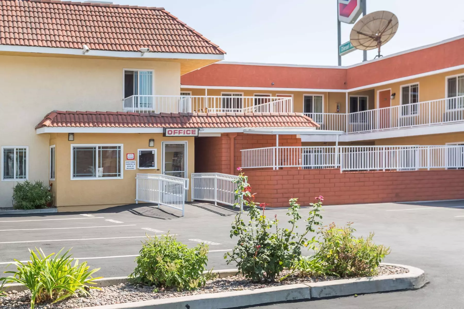 Super 8 by Wyndham Azusa - Primary Image