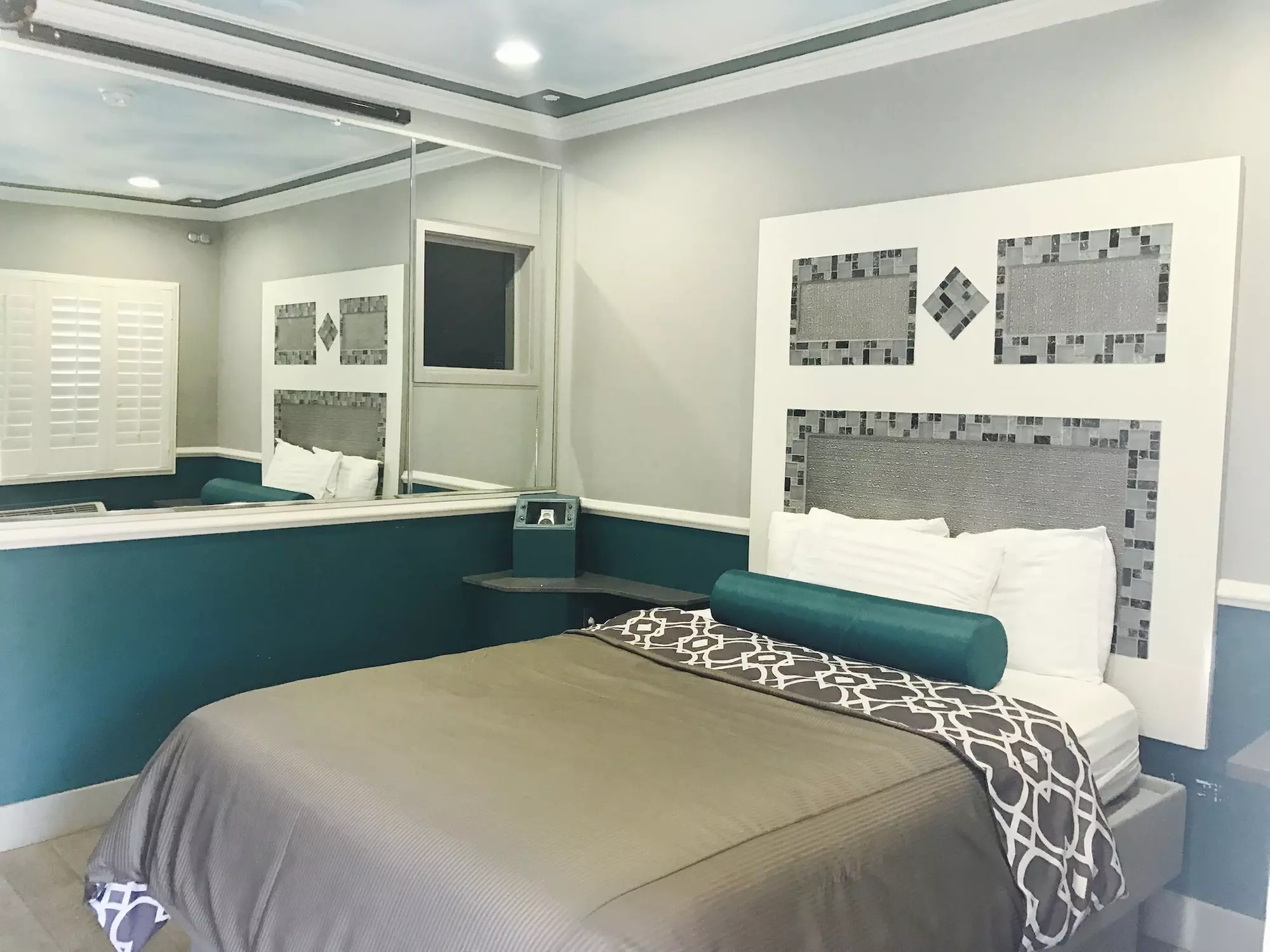 Royala Inn - Primary Image