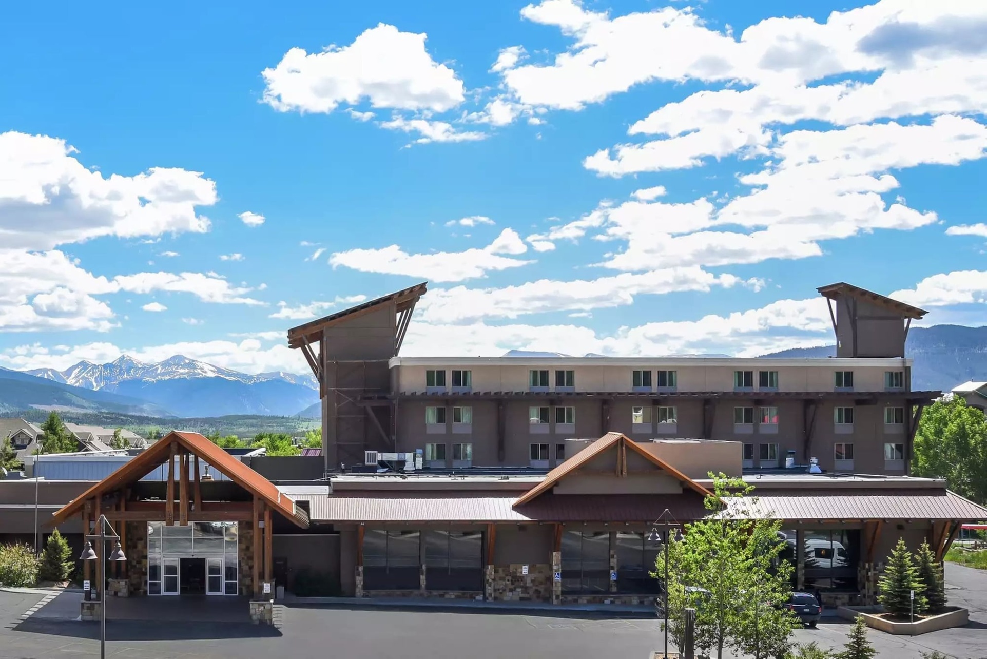 White Peak Hotel