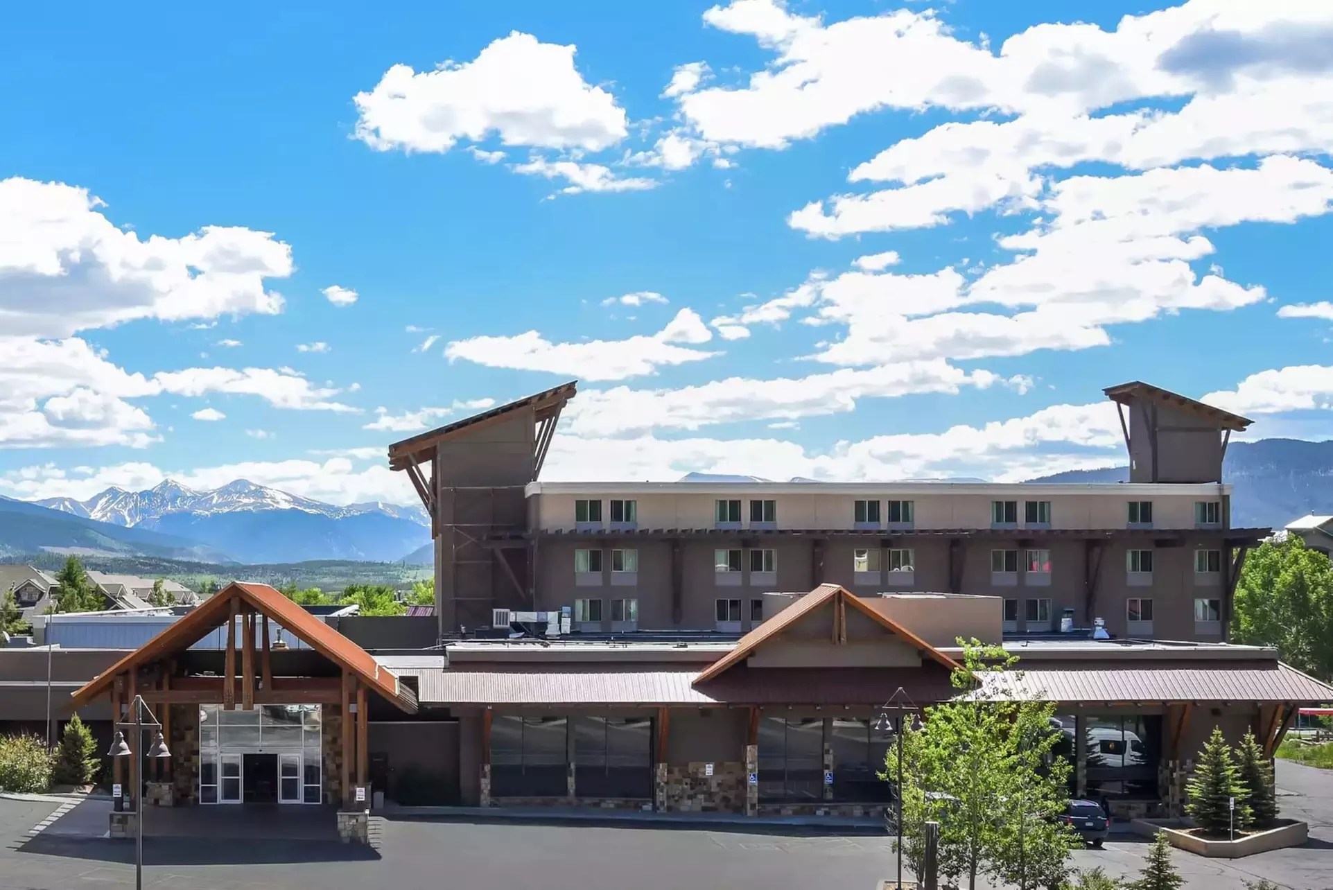 White Peak Hotel