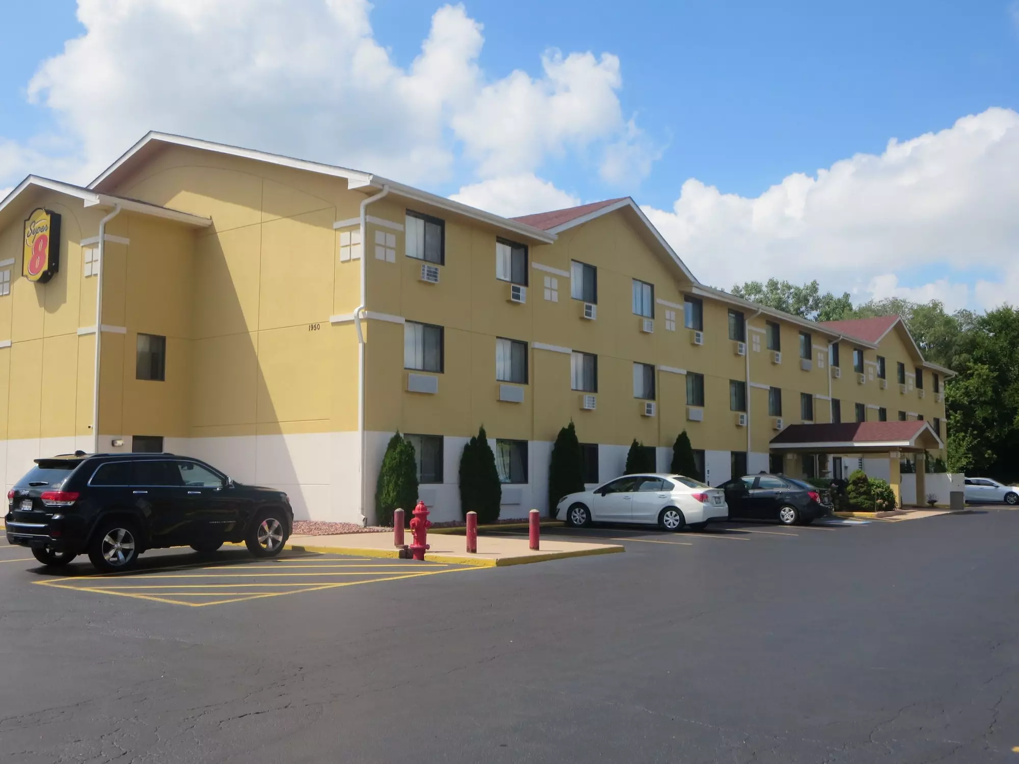 Super 8 by Wyndham Mundelein/Libertyville Area - Primary Image