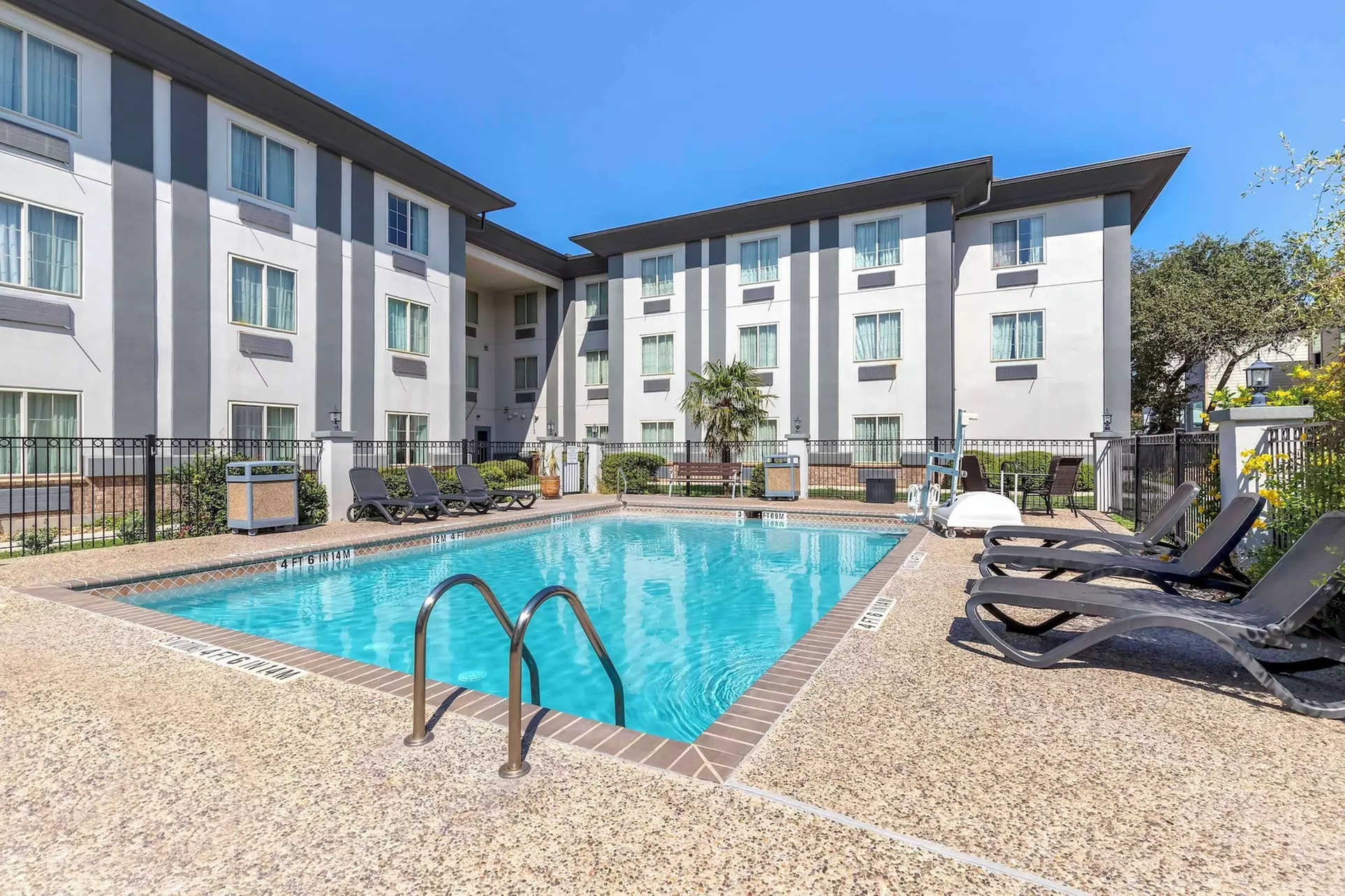 Best Western Medical Center North Inn & Suites Near Six Flags - Primary Image