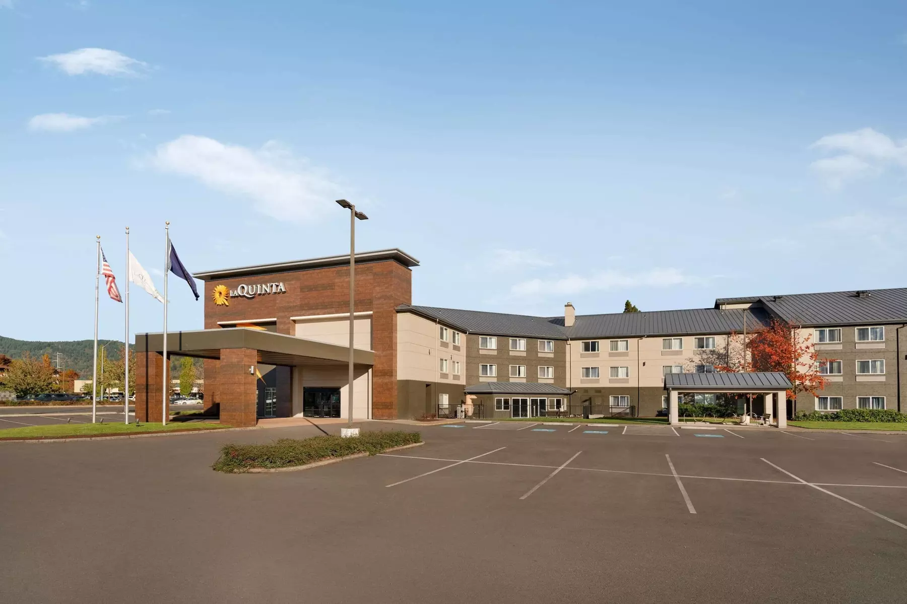 La Quinta Inn & Suites by Wyndham Springfield - Primary Image