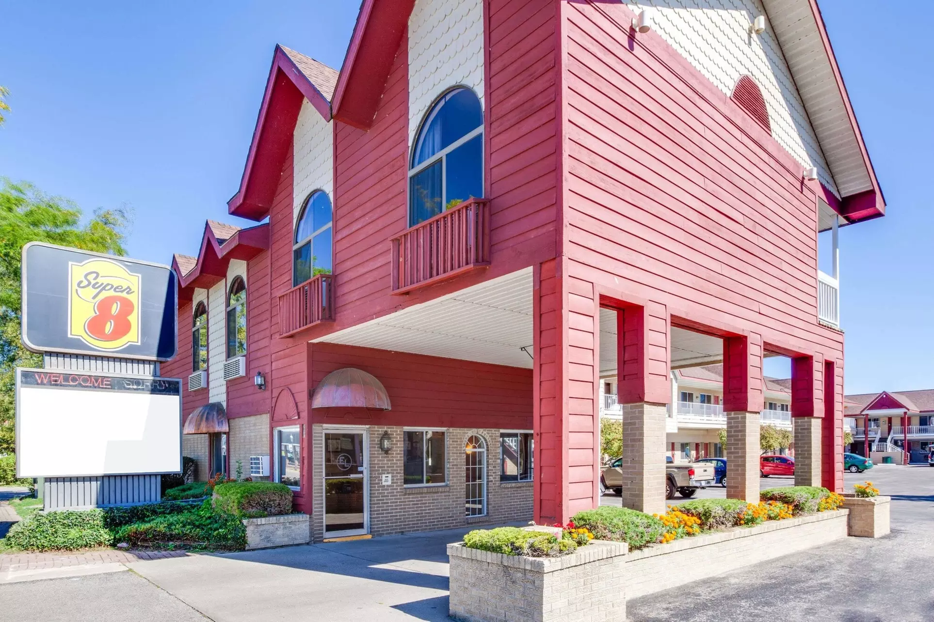Super 8 by Wyndham Mackinaw City/Beachfront Area - Primary Image