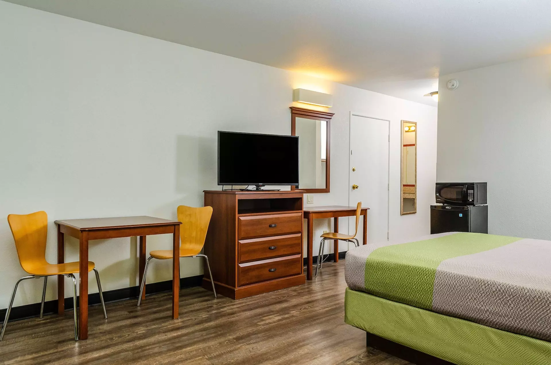 Motel 6 Oakdale, CA - Primary Image