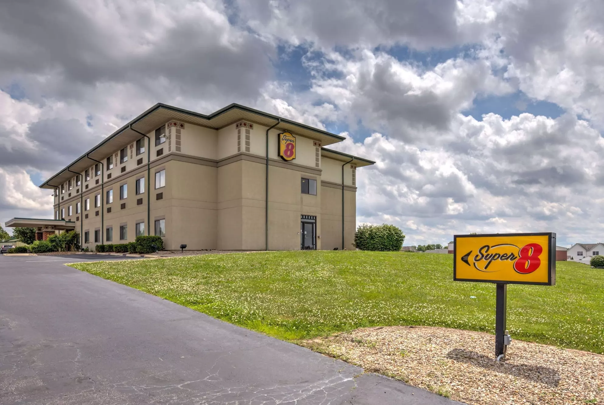 Super 8 by Wyndham Waterloo - Primary Image