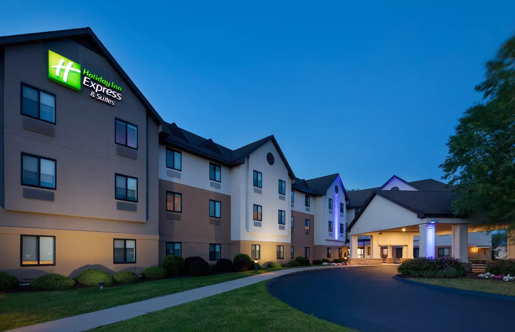 Holiday Inn Express & Suites Bradley Airport