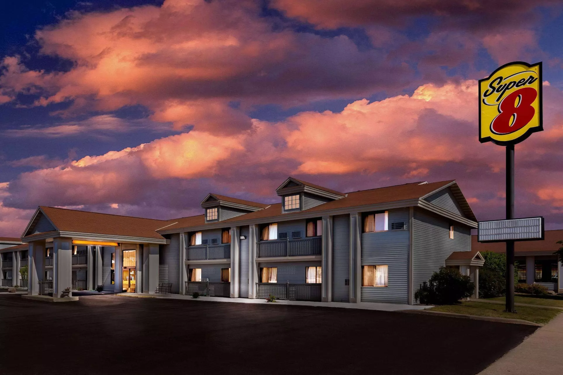 Super 8 by Wyndham La Crosse - Primary Image