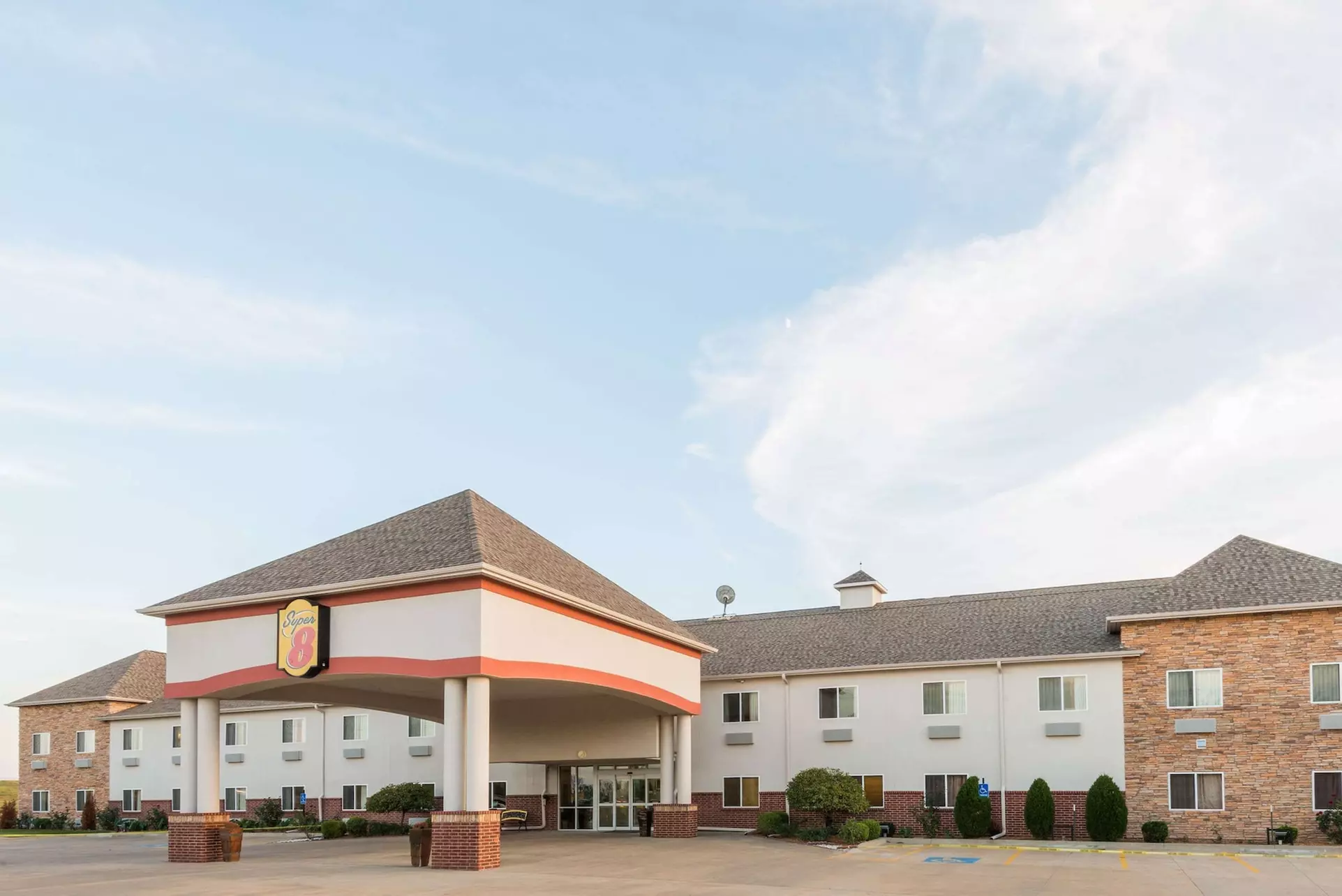 Super 8 by Wyndham Salina - Primary Image