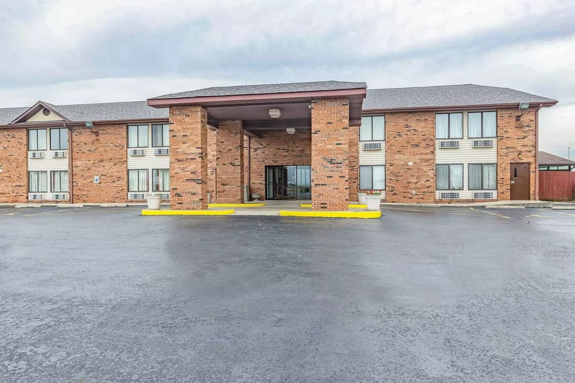 Magnuson Hotel Camelot - Primary Image