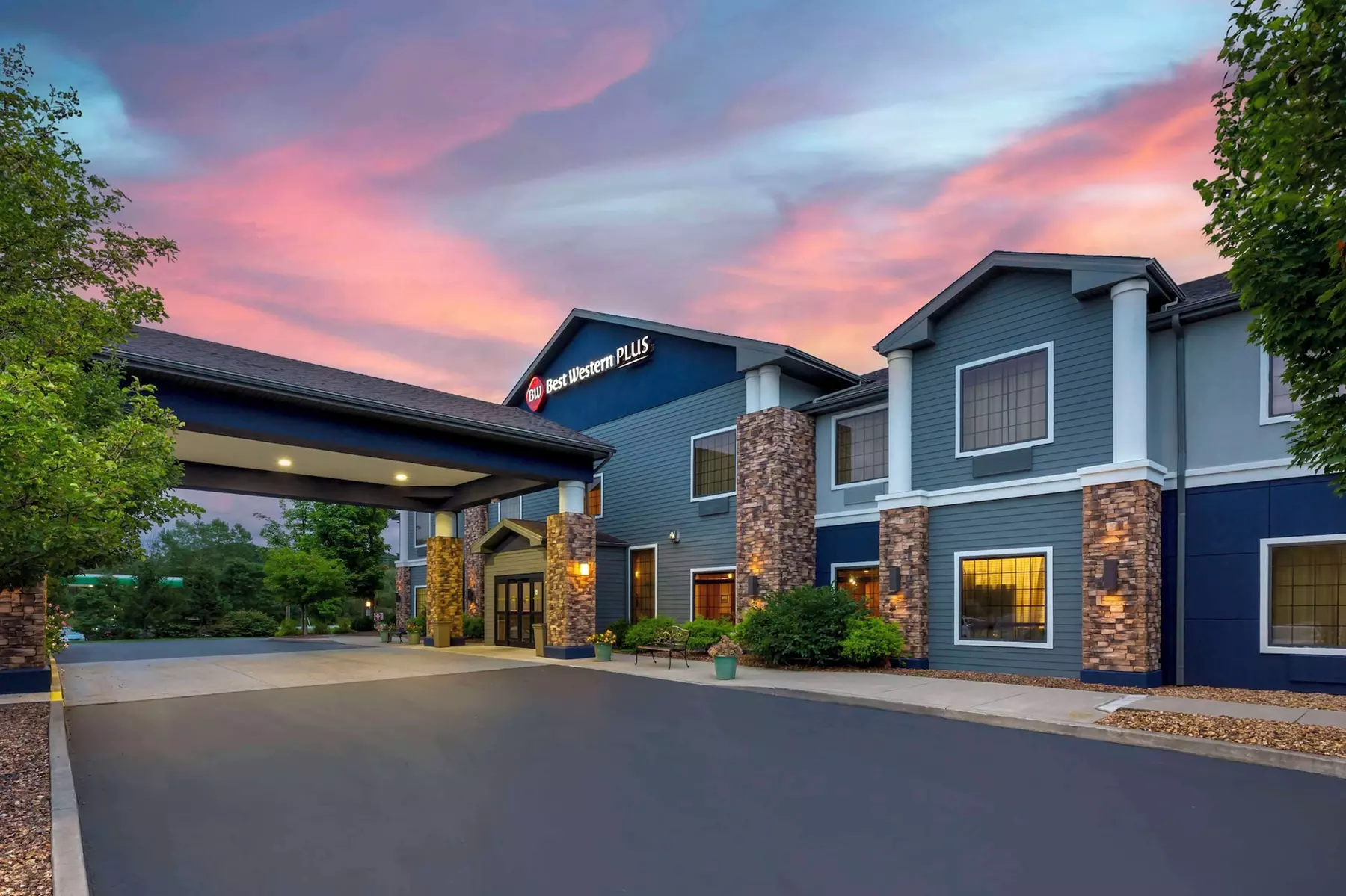 Best Western Plus Victor Inn & Suites - Primary Image