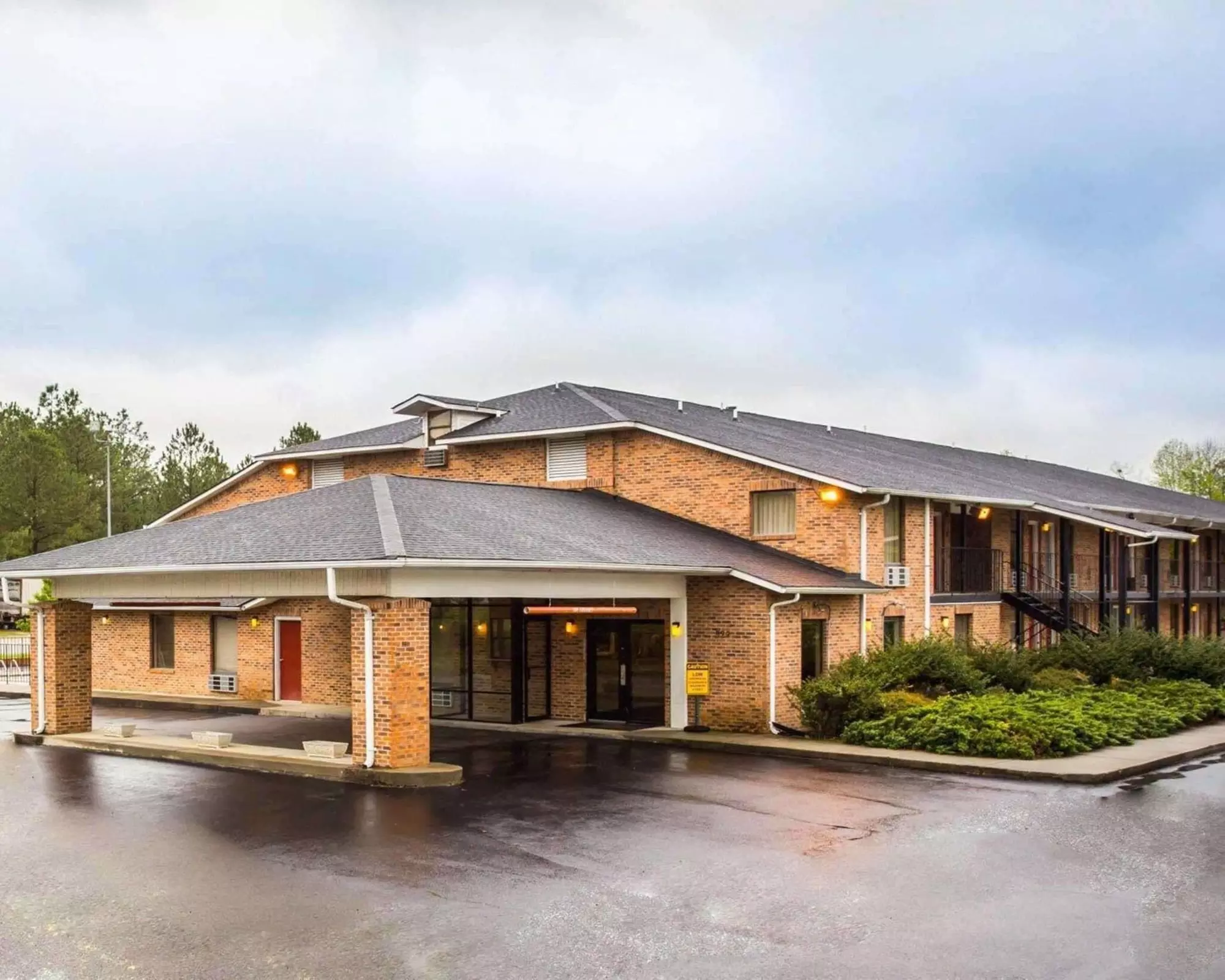 Econo Lodge Inn & Suites - Primary Image