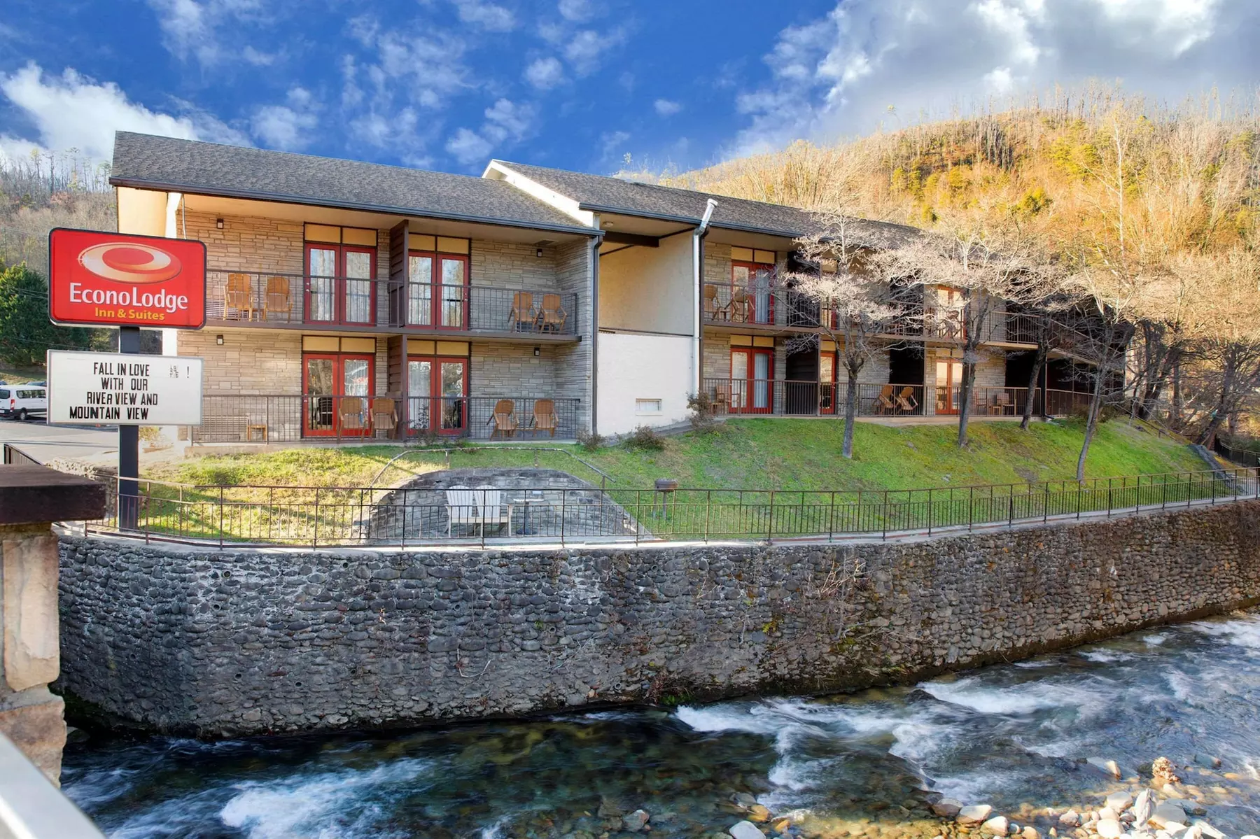 Econo Lodge Inn & Suites On The River - Primary Image