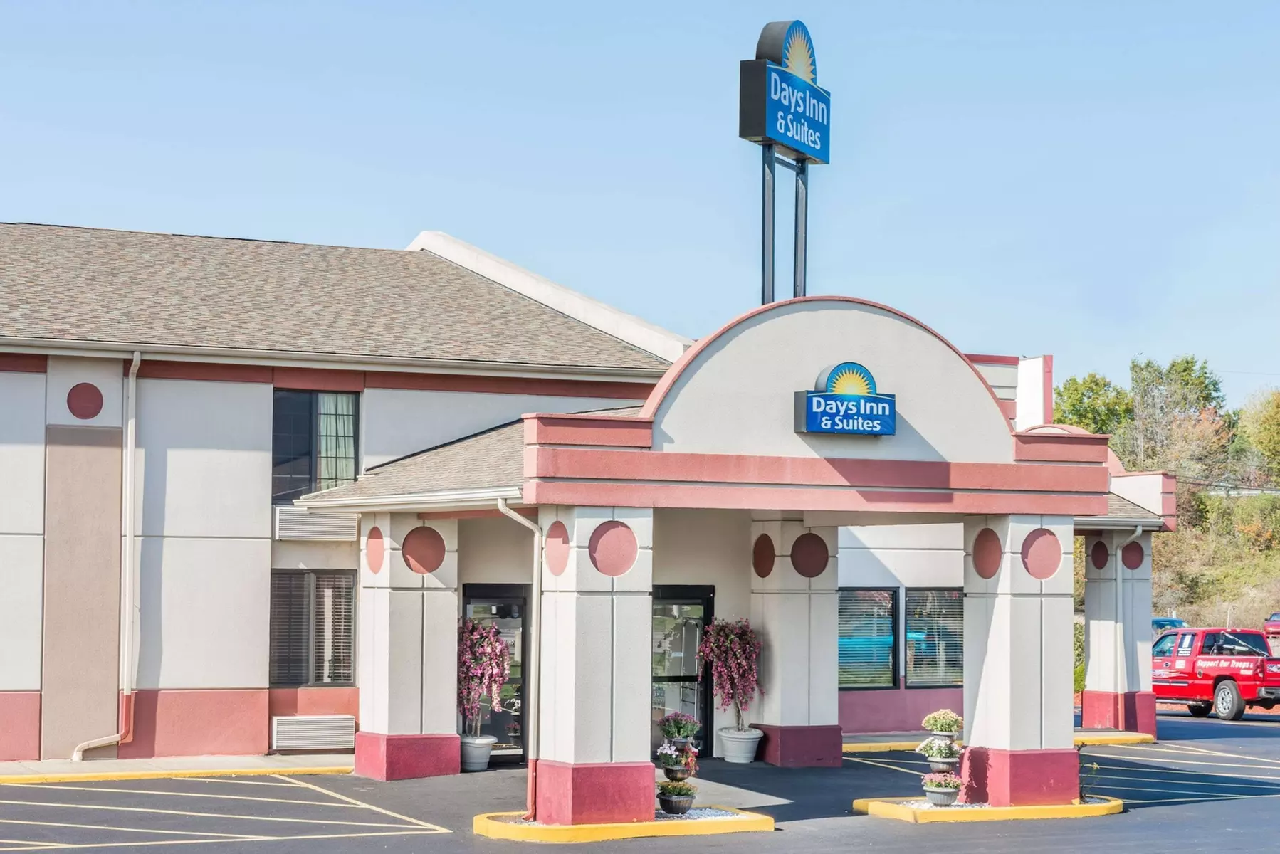 Days Inn & Suites by Wyndham Youngstown / Girard Ohio - Primary Image