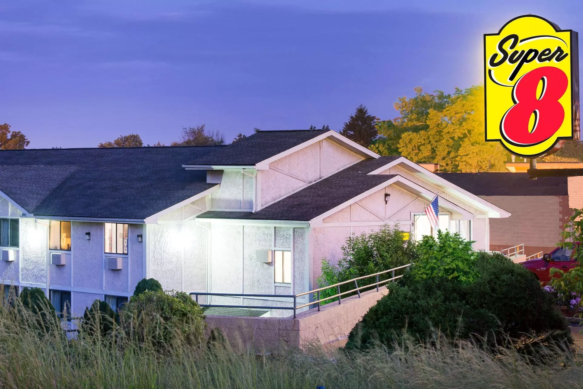 Super 8 by Wyndham Pittsburgh PA Airport/University Area - Primary Image