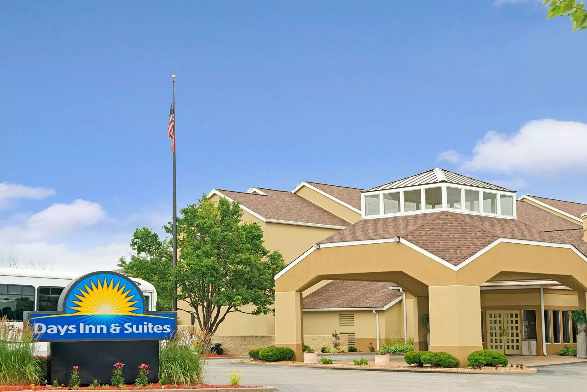 Days Inn and Suites by Wyndham St. Louis/Westport Plaza - Primary Image